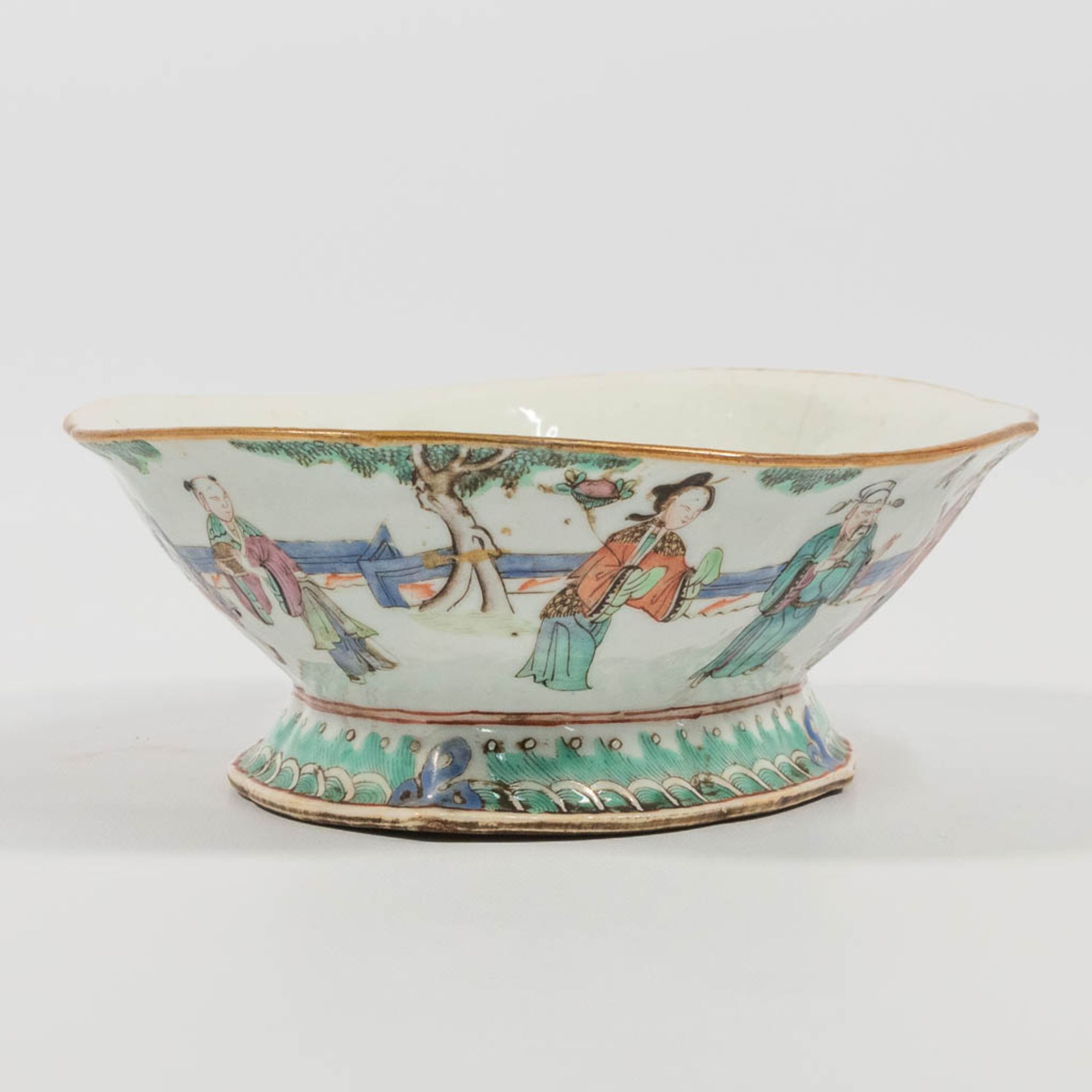 A Chinese porcelain jardinire, painted with immortal figurines, 18th/19th century.  - Bild 5 aus 15