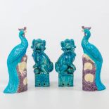 A pair of foo dogs and a pair of peacocks with blue glaze, made of porcelain. (12,5 x 9 x 30,5 cm)