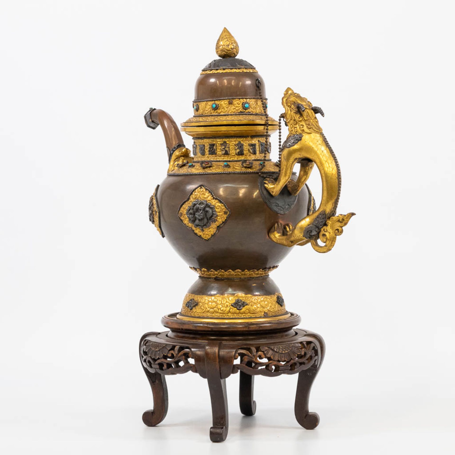 An exceptional Tibetan/Nepalese ceremonial ewer made of copper with gilt decorations - Bild 4 aus 20