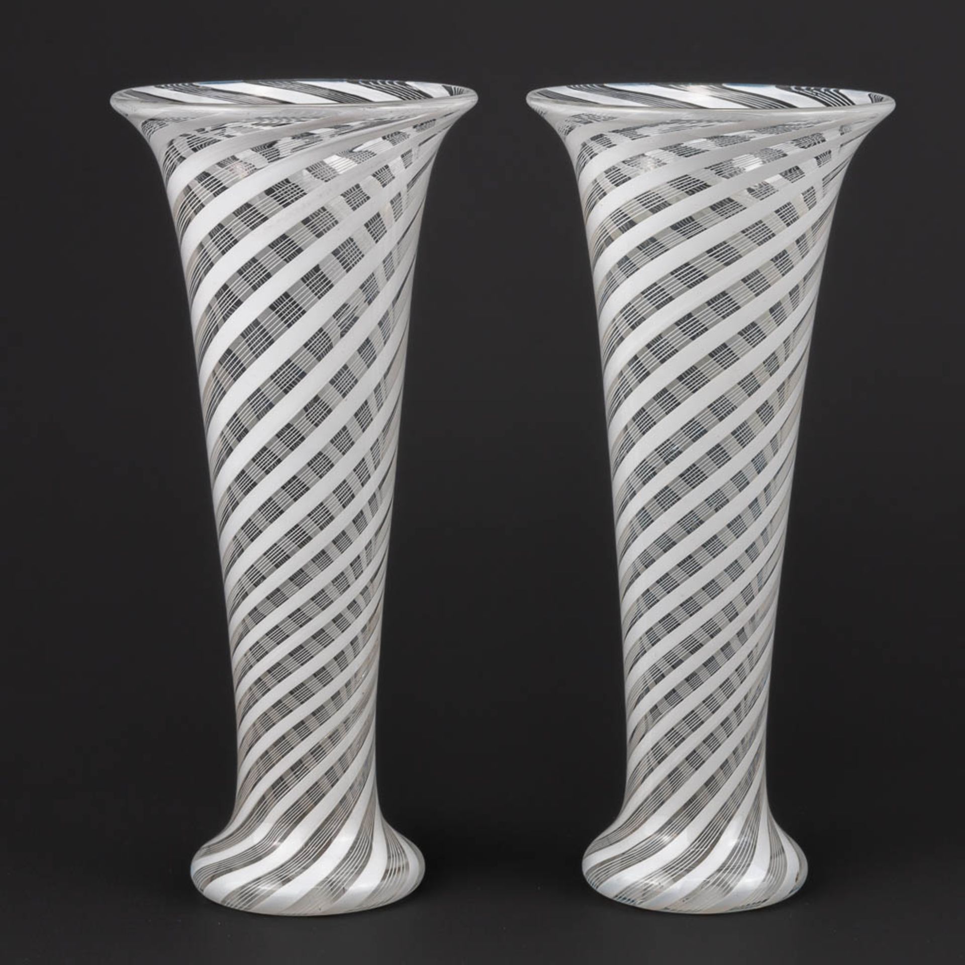 A pair of vases made of glass in Murano, Italy, around 1900. (16 x 7 cm) - Image 2 of 11