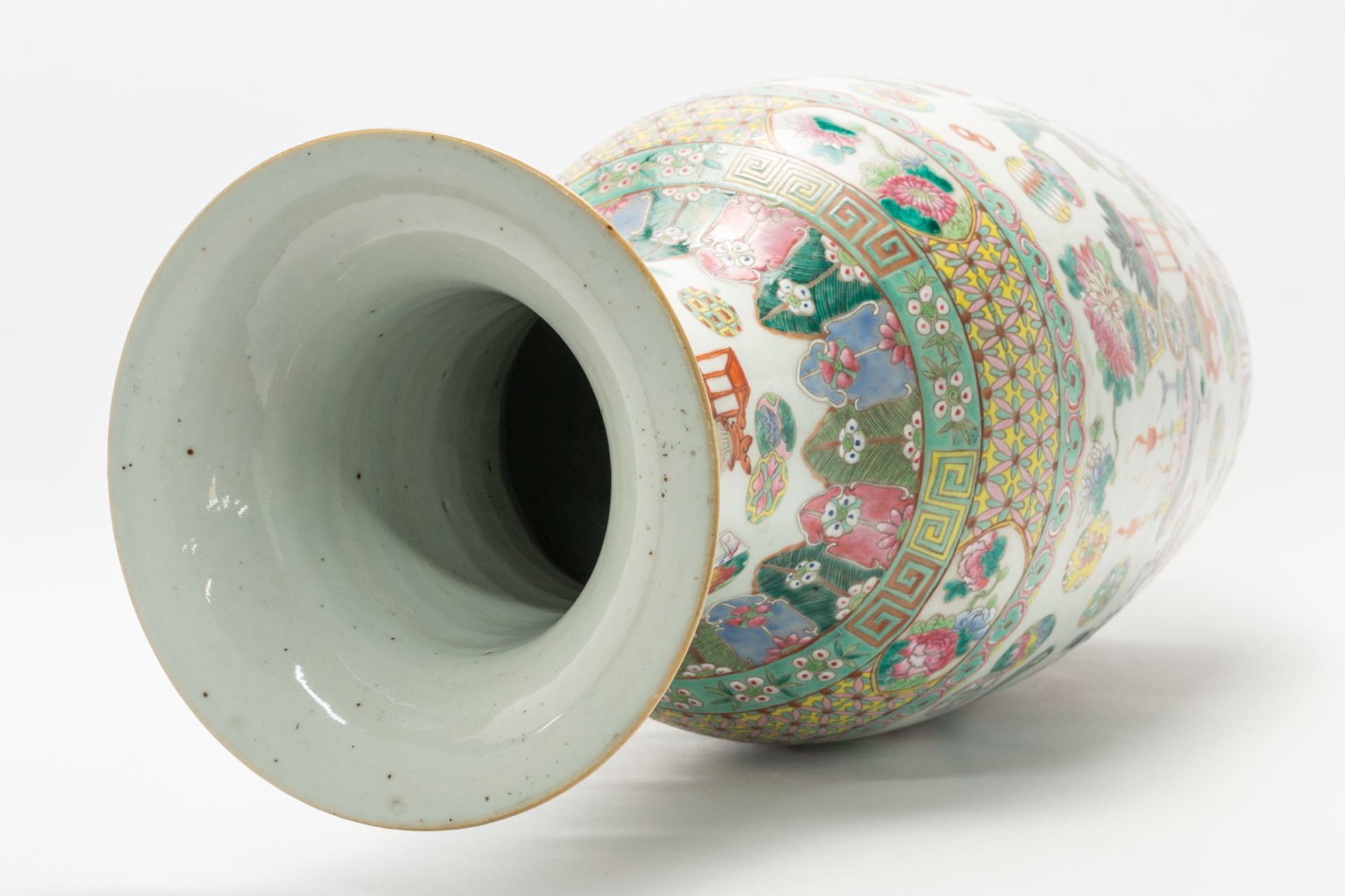 A Chinese vase with decor of symbols of happiness. 19th/20th century. (61 x 25 cm) - Bild 13 aus 20