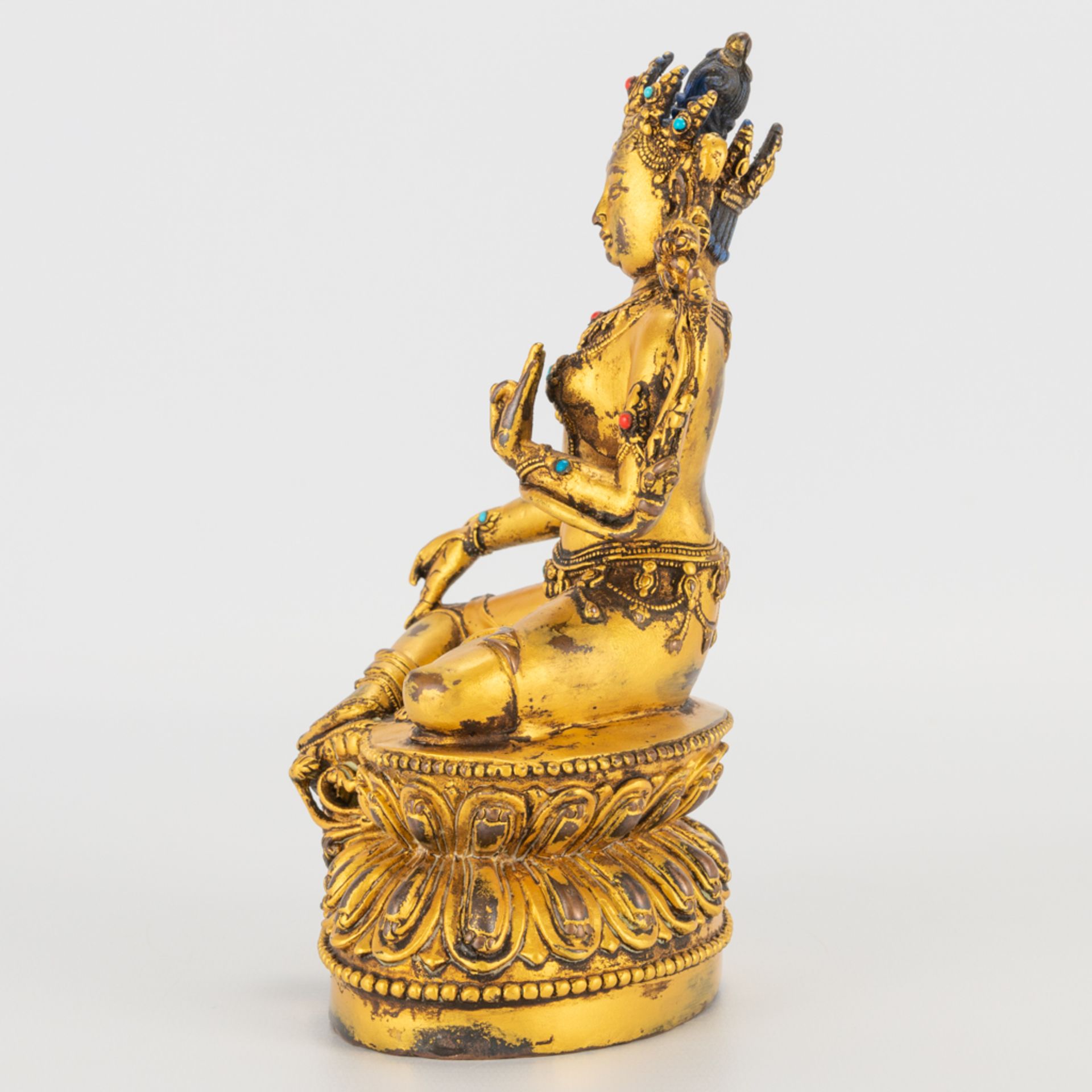 An Oriental bronze Guanyin. 19th/20th century. (9 x 12,5 x 20 cm) - Bild 3 aus 16