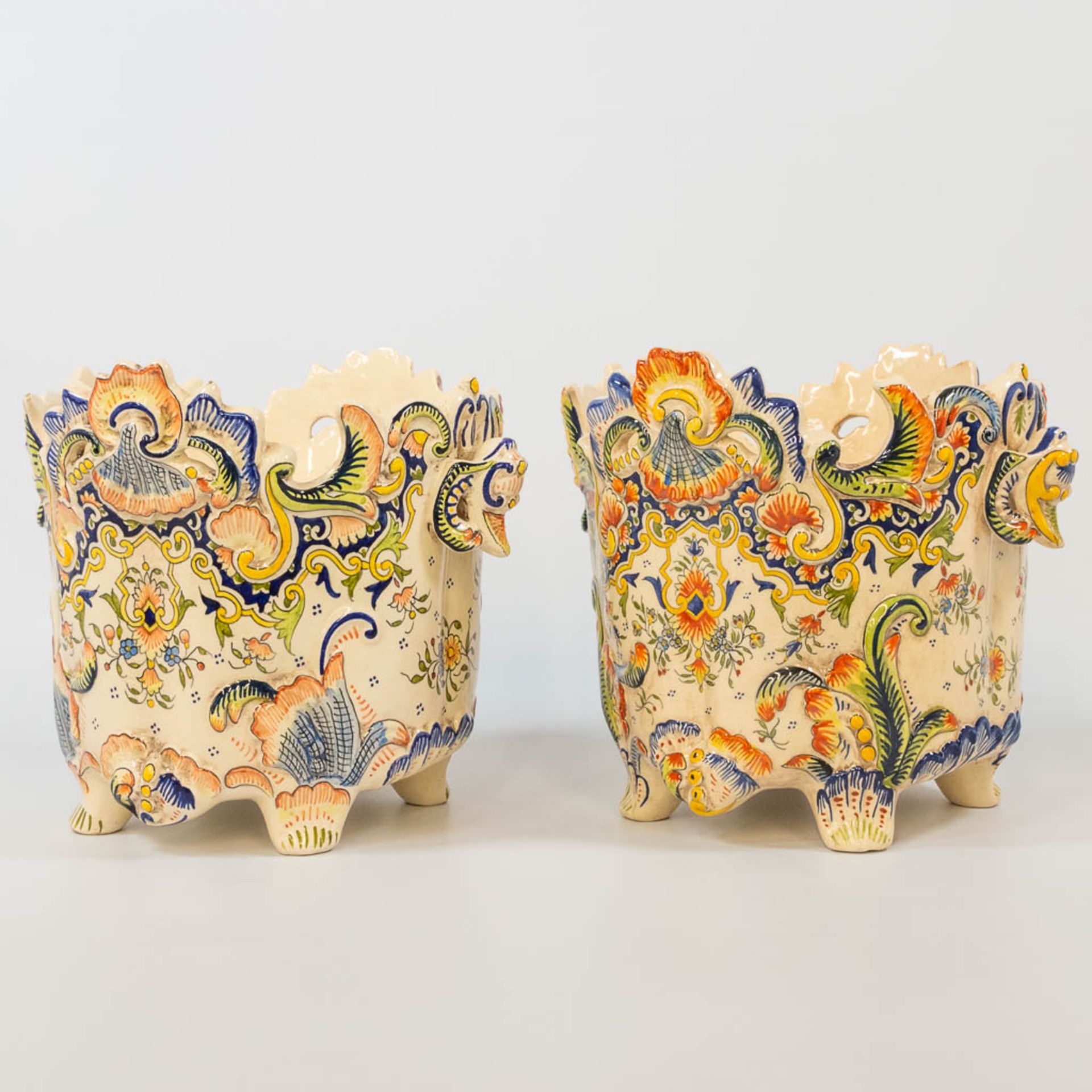 A pair of cache-pots with hand-painted decor, made of faience in Rouen, France. (23 x 27 x 22 cm) - Bild 11 aus 17