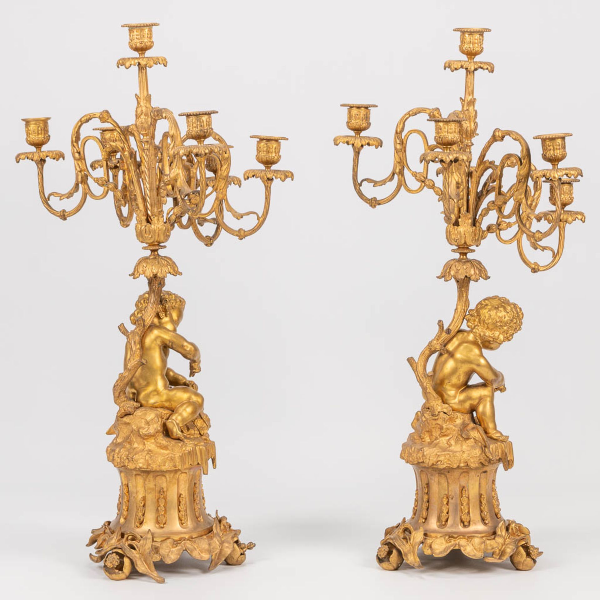A pair of neoclassical candelabra decorated with putti, playing with pets. 19th century. (30 x 33 x  - Bild 3 aus 17