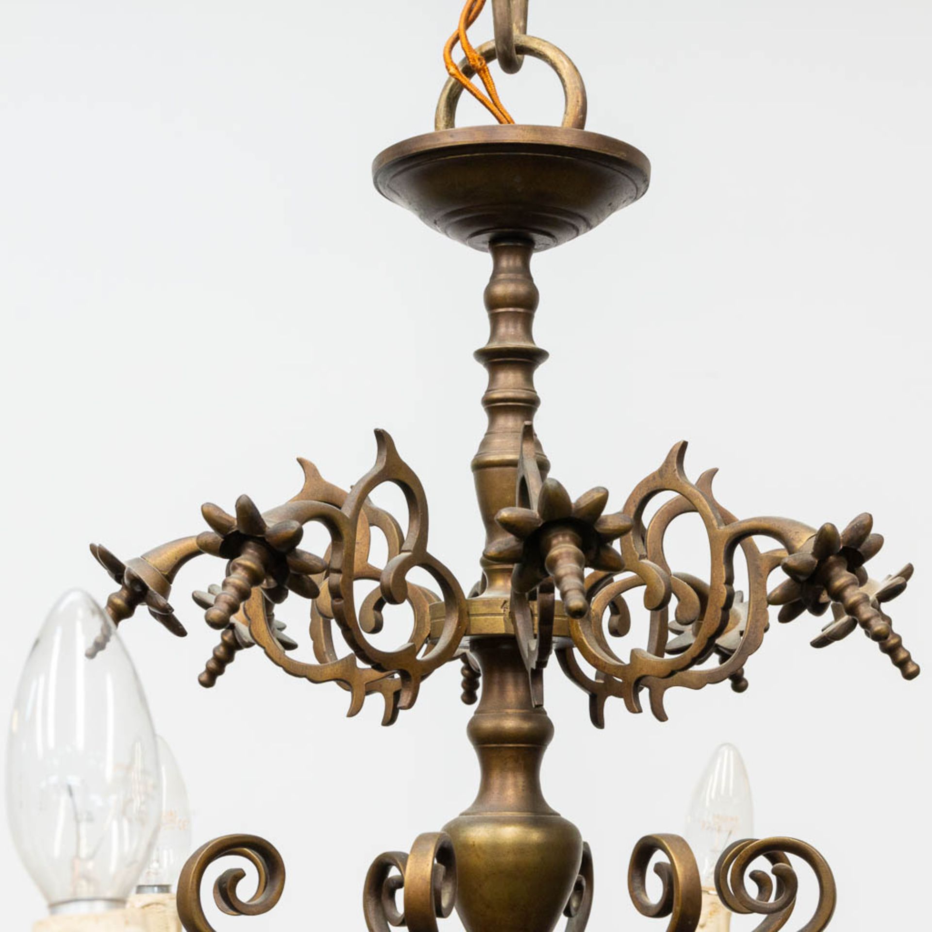 A bronze Flemish chandelier with openworked ball. 20th century. (67 x 67 cm) - Bild 4 aus 8