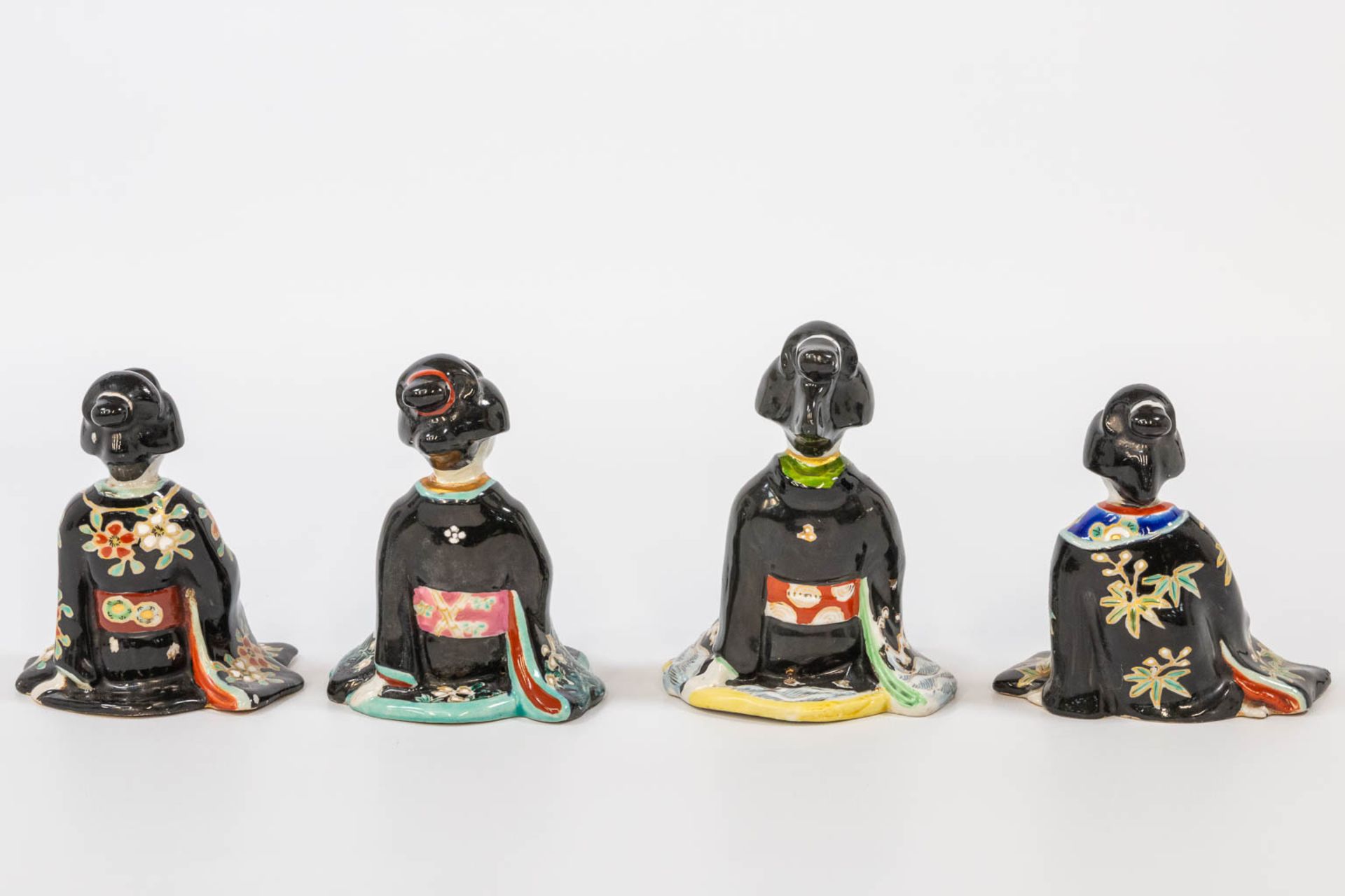 A collection of 13 Chinese and Japanese statues made of porcelain and ceramics. (10 x 11 x 25 cm) - Bild 6 aus 17