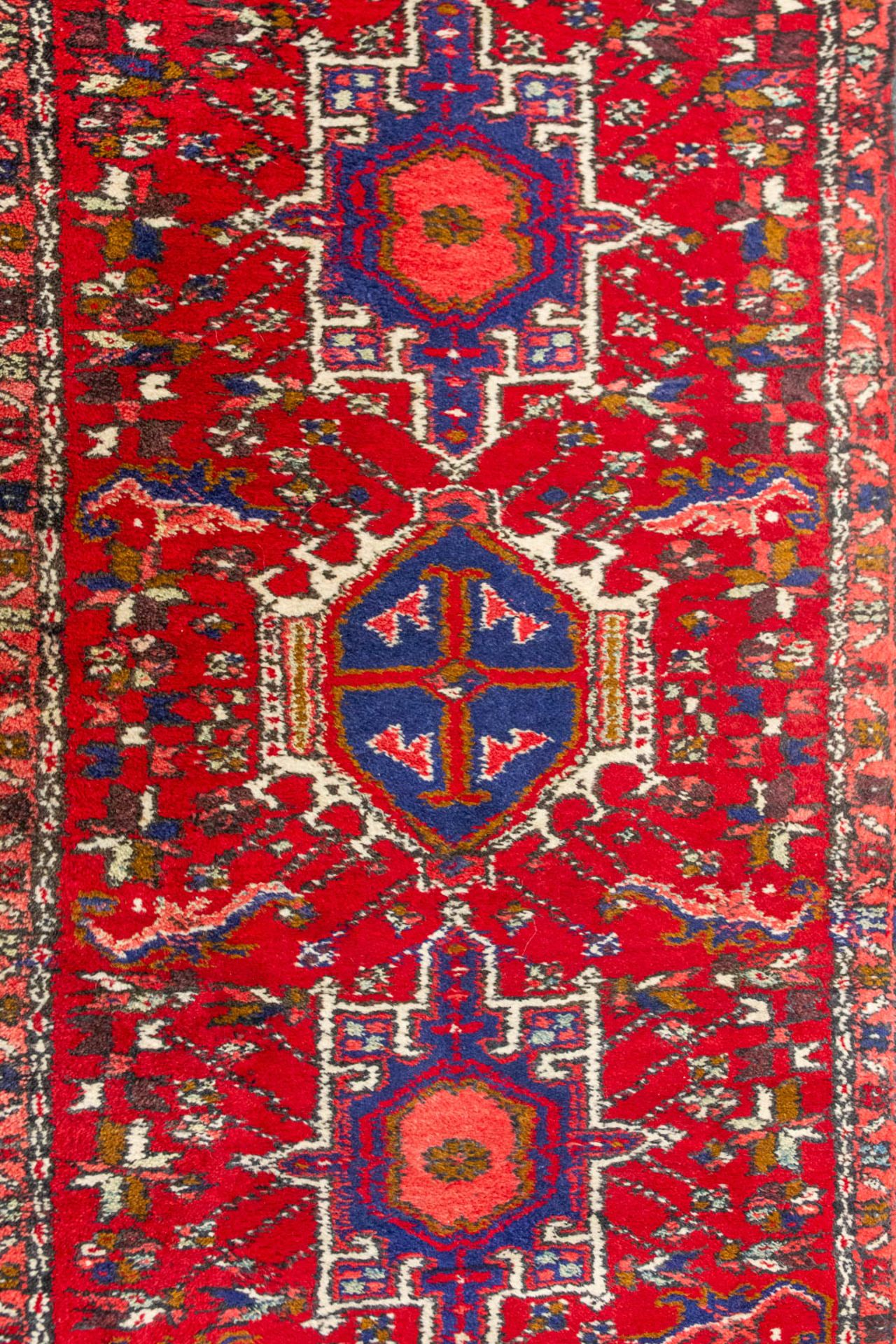 An Oriental hand-made carpet, Hamadan. (389 x 71 cm). - Bild 5 aus 6