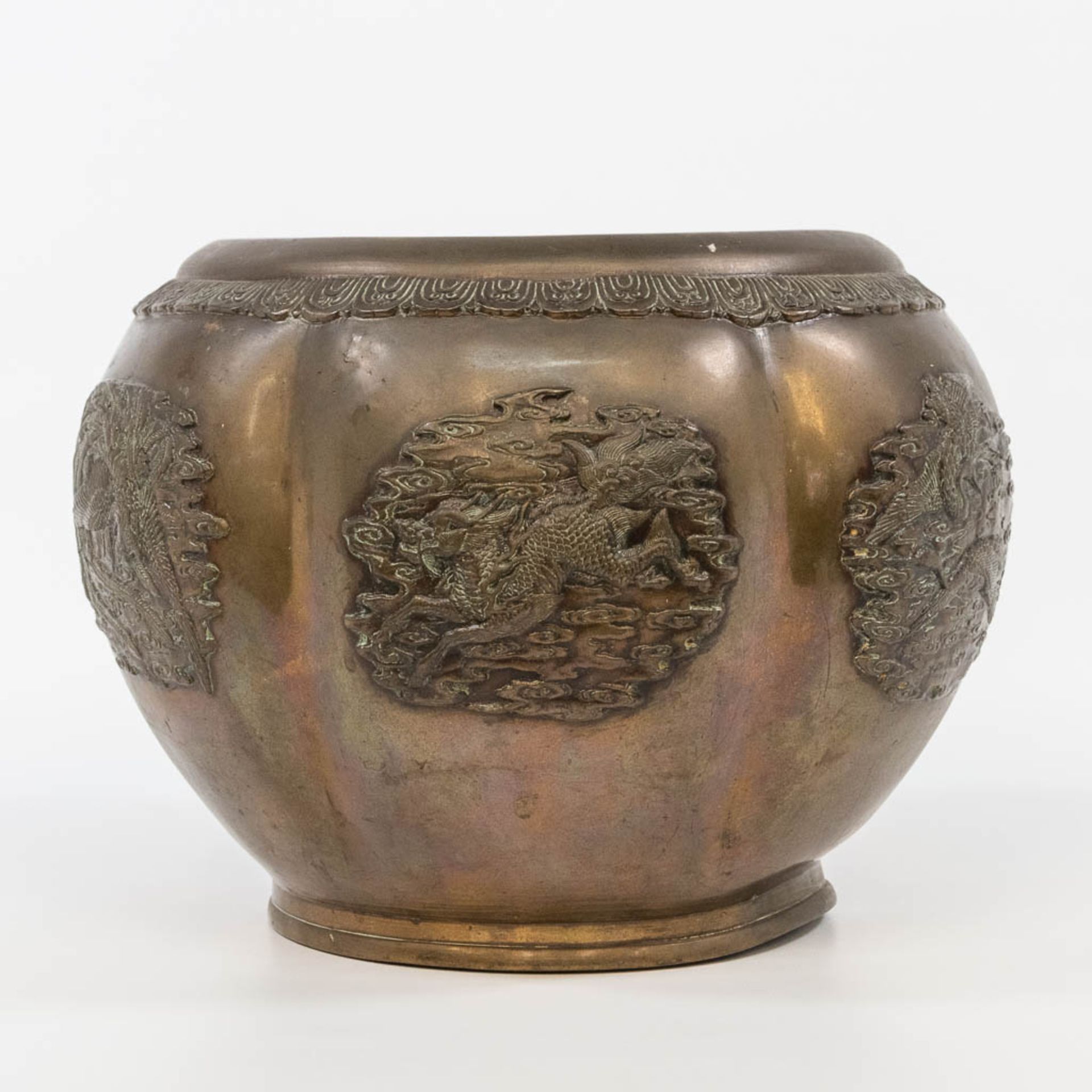 A Japanese bronze planter from the Meji period, 19th century. (23 x 32 cm) - Bild 3 aus 12
