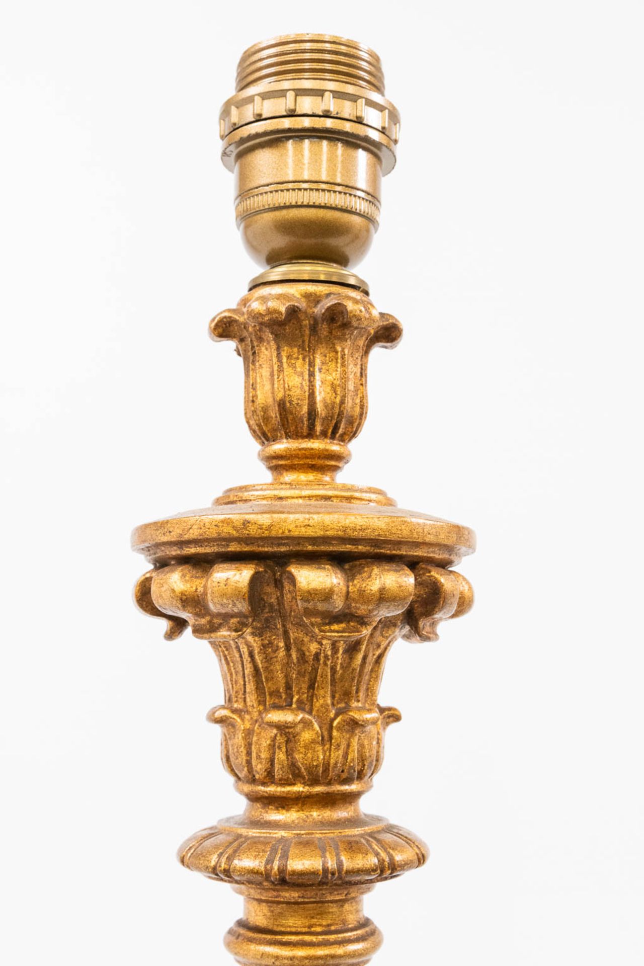 A pair of table lamps made of gilt sculptured wood. (42 x 15 cm) - Bild 7 aus 10