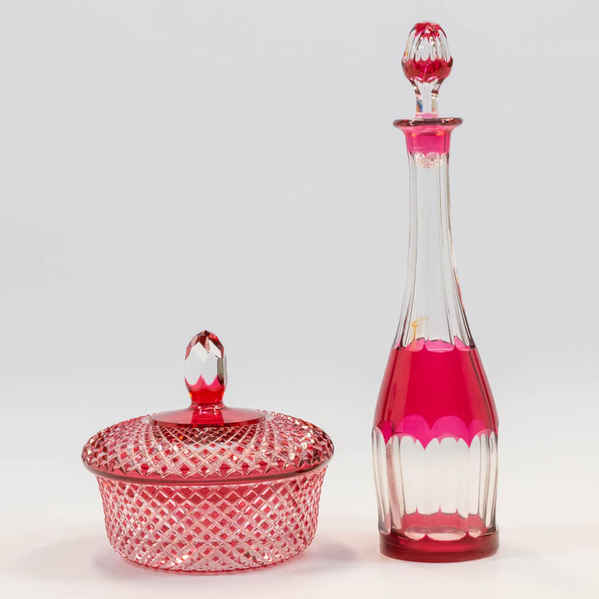 A carafe and candy jar made of cut crystal and Val Saint Lambert. (33 x 8 cm)
