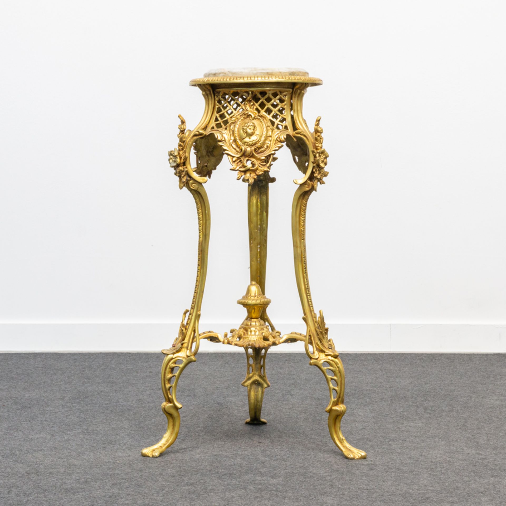 A side table in rococo style, made of bronze with a marble top. The second half of the 20th century. - Bild 4 aus 12