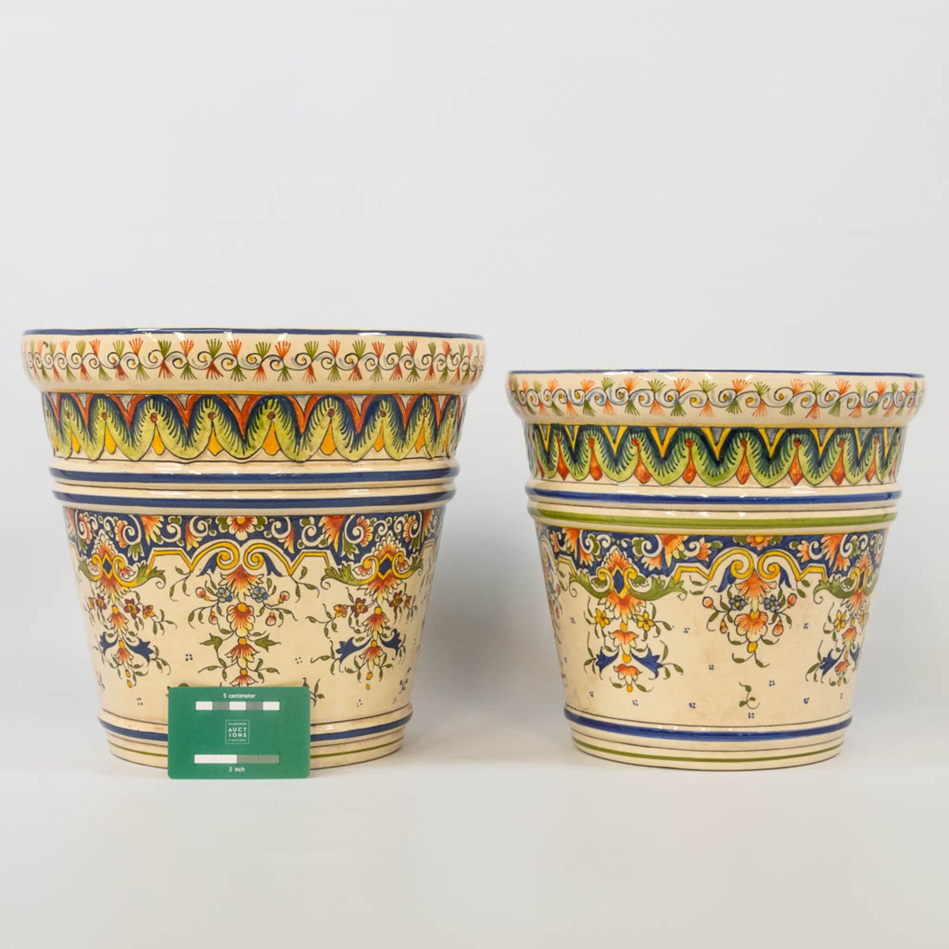 A collection of 2 cache-pots in two sizes with hand-painted decor, made of faience in Rouen, France. - Bild 4 aus 12