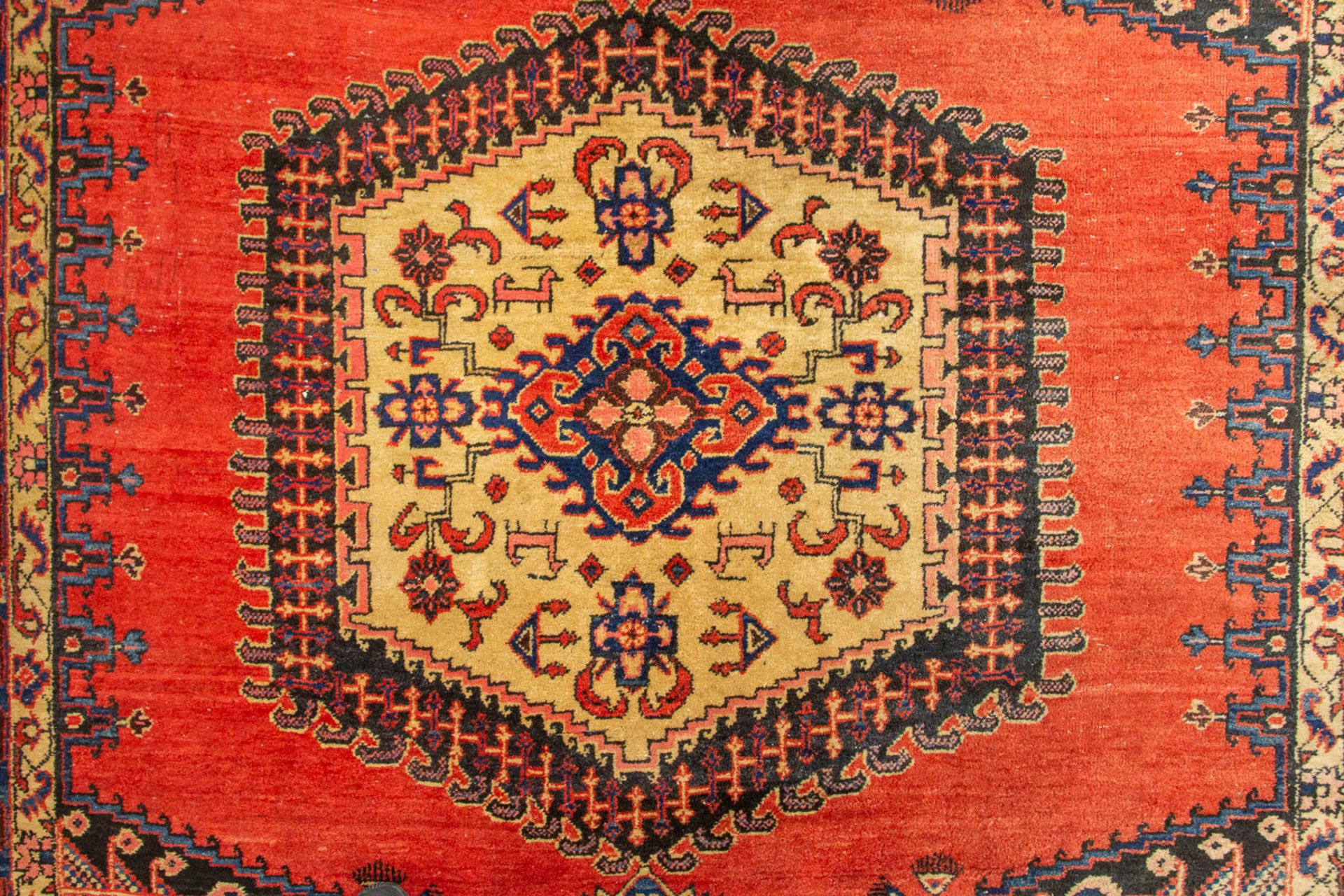 An Oriental hand-made carpet. (330 x 215 cm). - Bild 4 aus 8