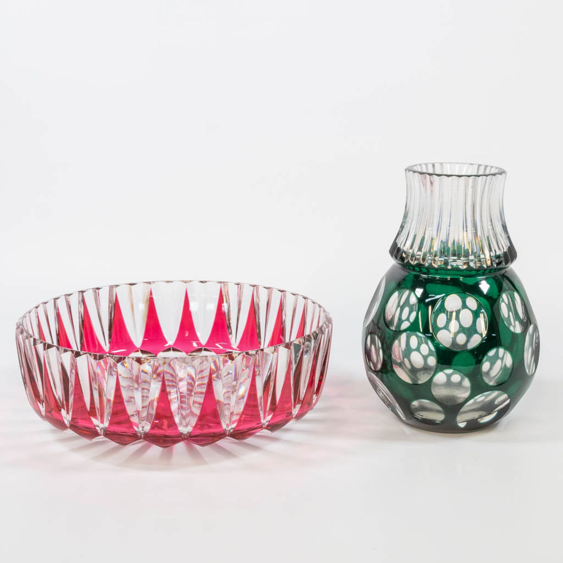 a vase and a bowl, made of cut crystal and marked Val Saint Lambert. (9 x 24,5 cm)