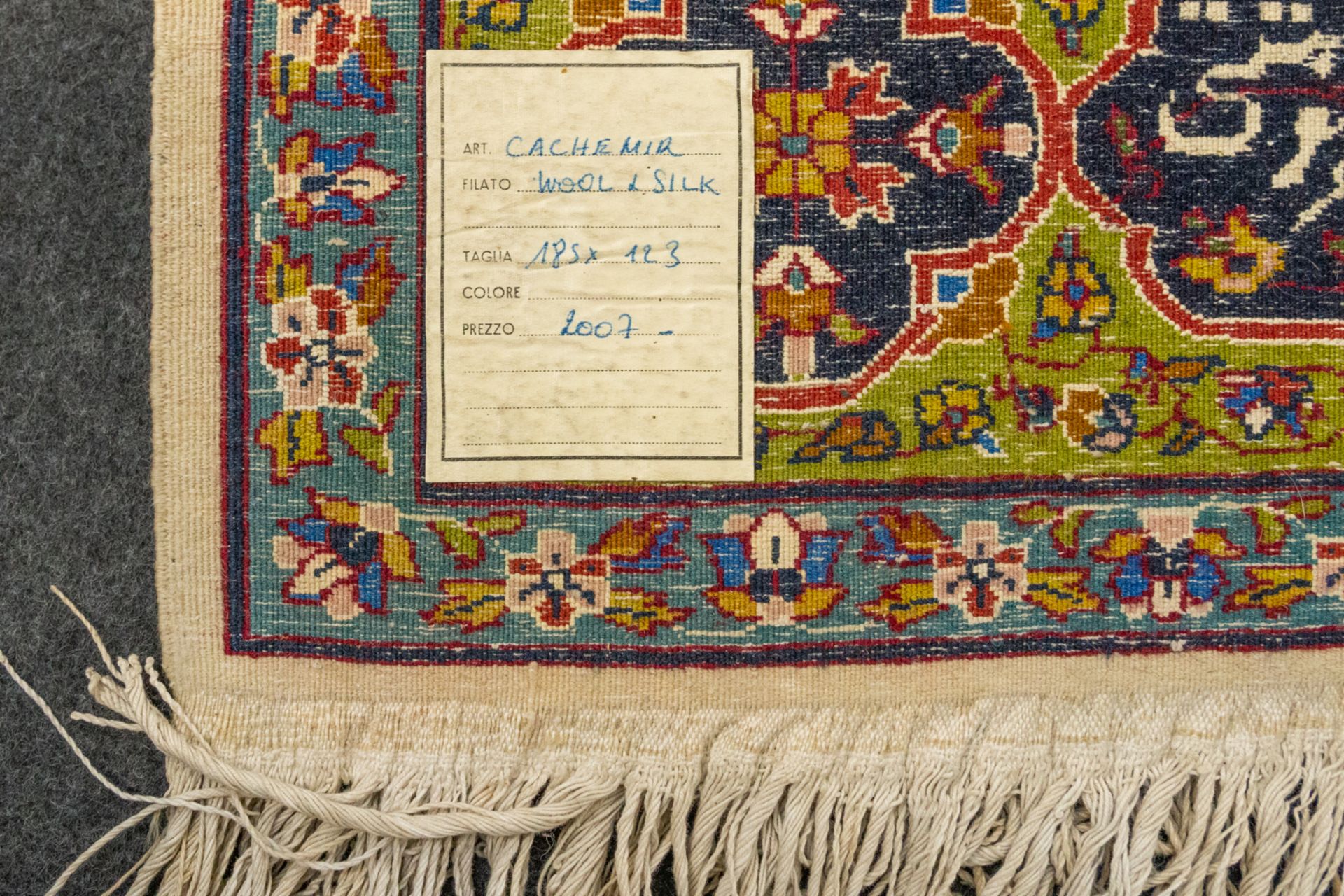 An Oriental hand-made and signed carpet, made of Cashemir. Combination of wool and silk. (185 x 123 - Image 3 of 9