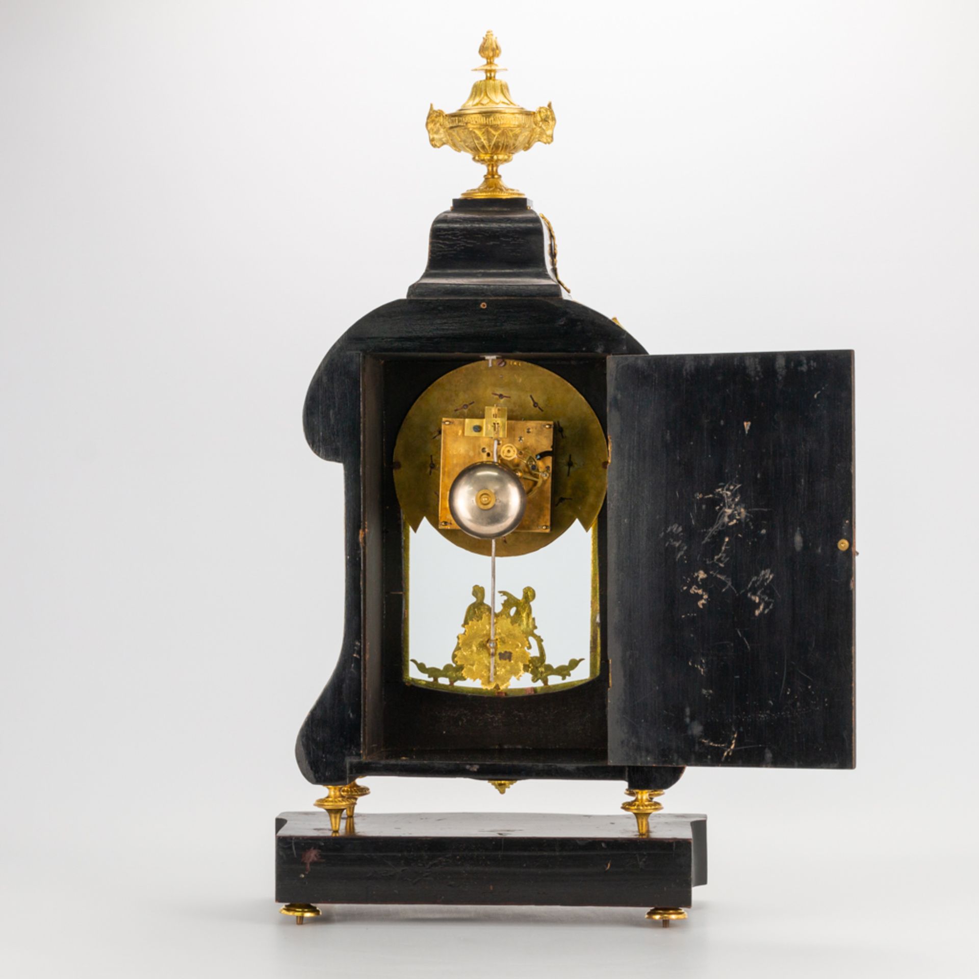 A table clock on console, made of tortoise shell and mounted with ormolu bronze. 19th century. (14,5 - Image 6 of 20