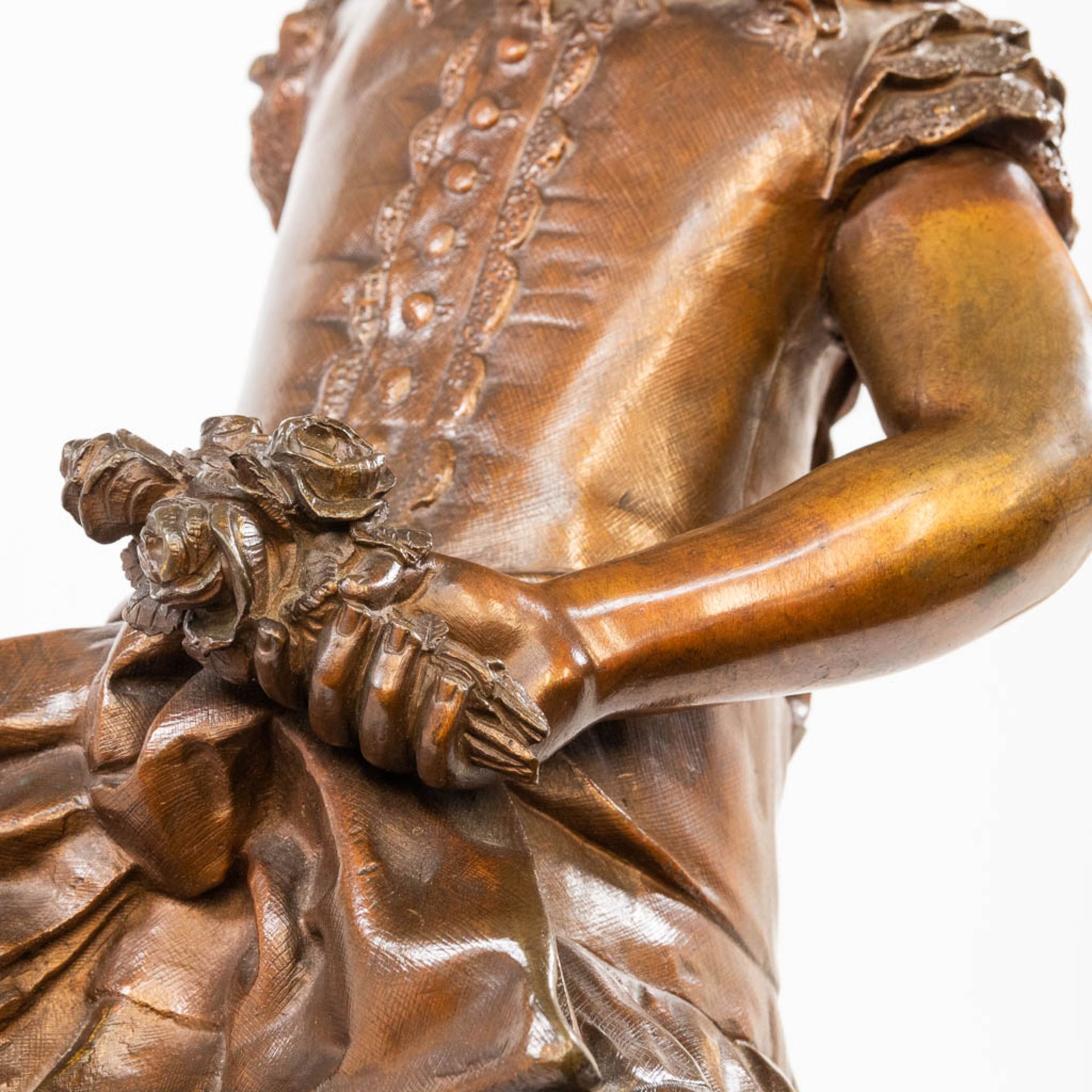 Adrien Etienne GAUDEZ (1845-1902) an elegant bronze statue of a young girl. (22,5 x 30 x 60 cm) - Bild 11 aus 14