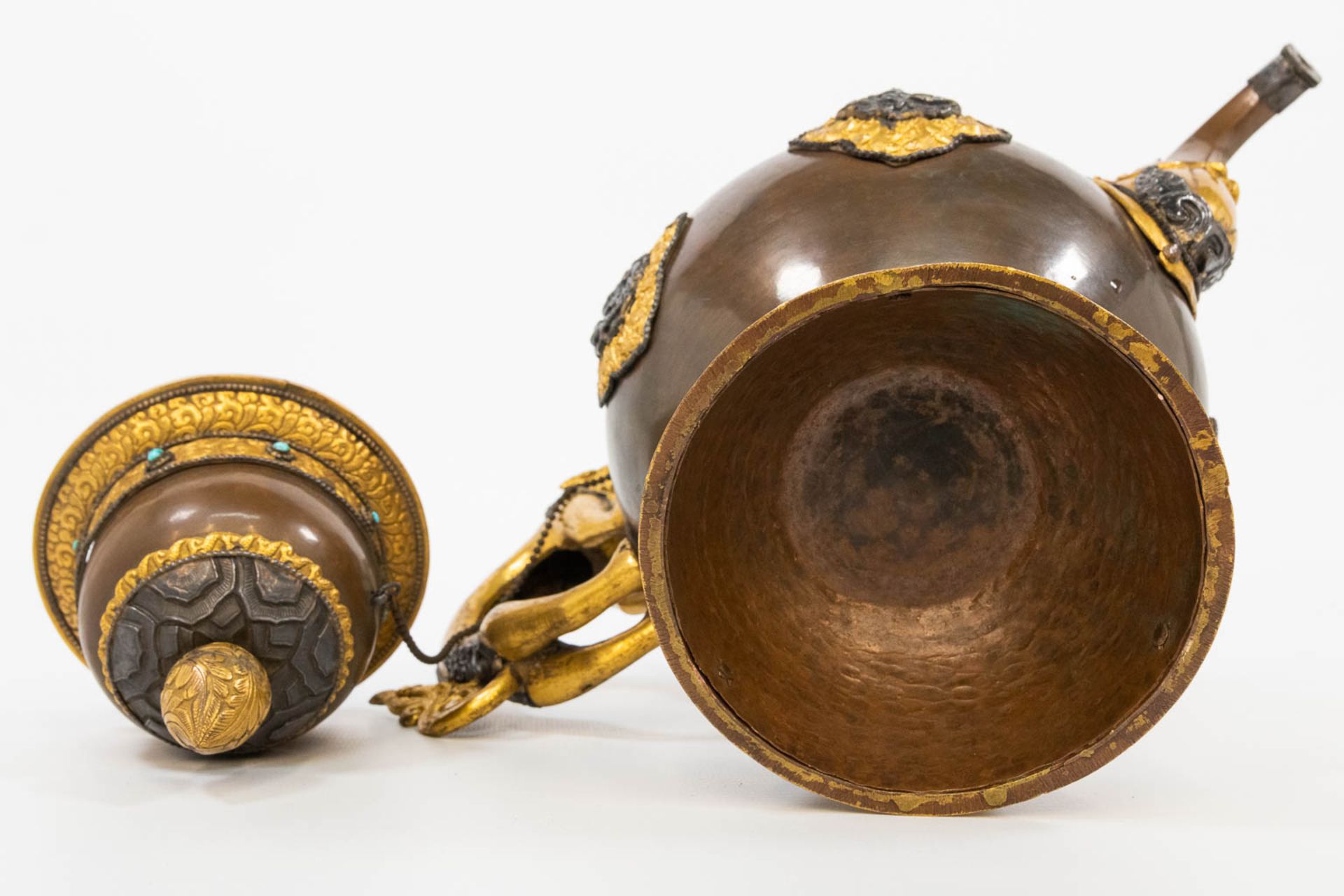 An exceptional Tibetan/Nepalese ceremonial ewer made of copper with gilt decorations - Bild 13 aus 20