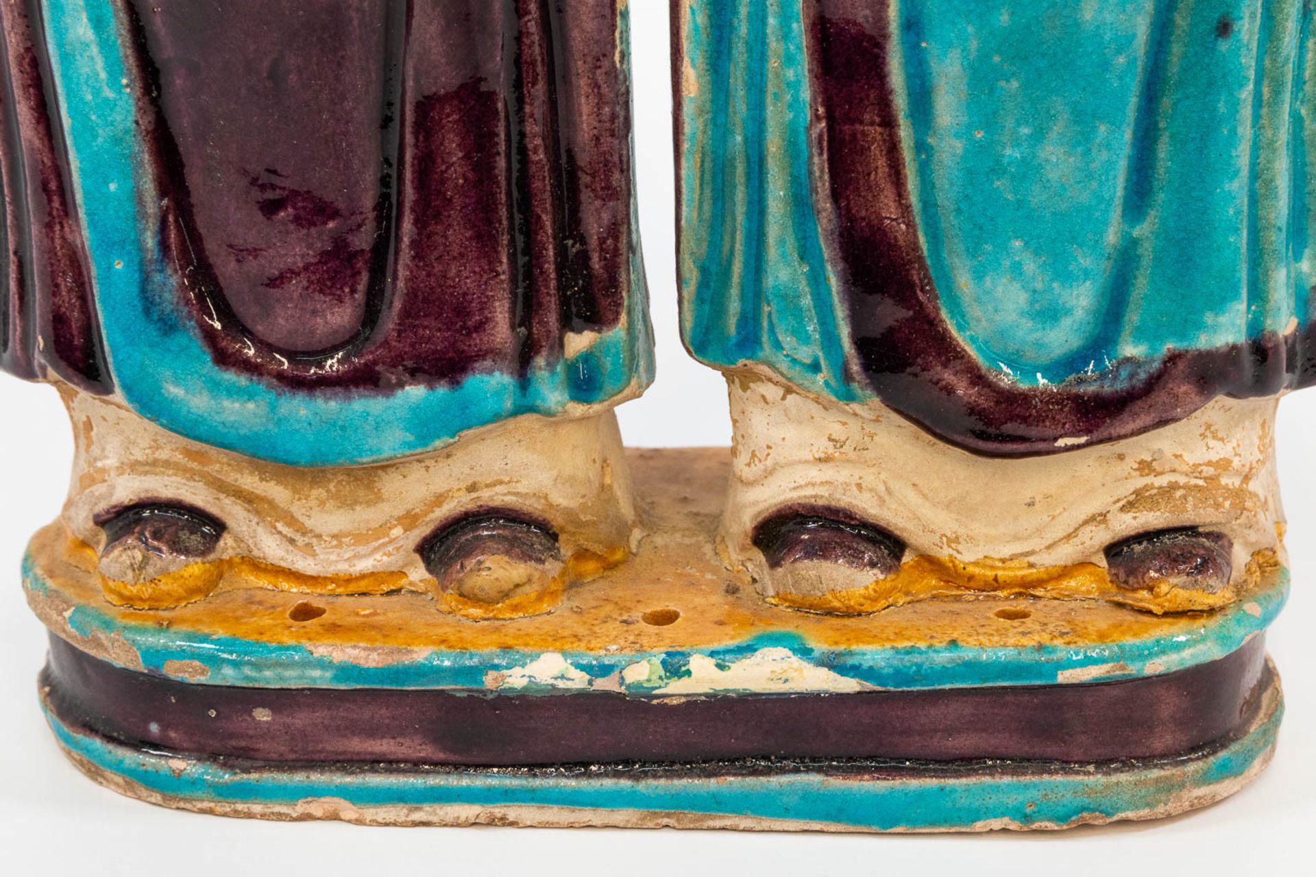 A statue made of glazed earthenware, a pair of Easern figurines. (8,5 x 24 x 41 cm) - Bild 16 aus 16