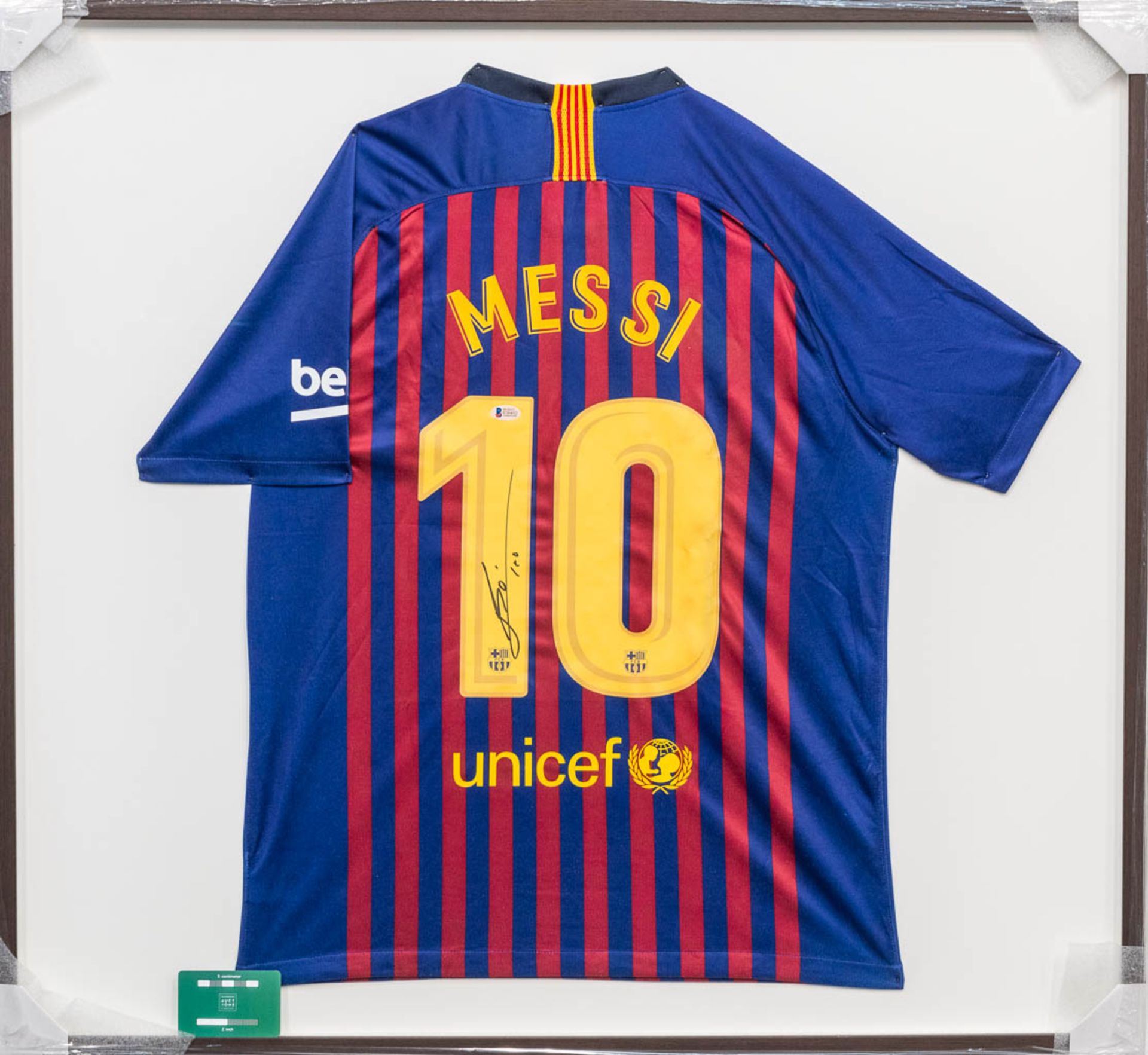 A soccer jersey of FC Barcelona with No 10 and signed by Lionel MESSI, framed. (77 x 75 cm) - Image 2 of 8