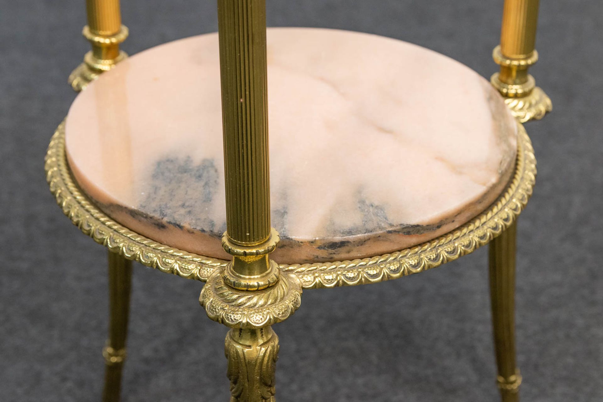 A two-tier side table made of bronze and with pink marble tops. (72 x 34,5 cm) - Bild 8 aus 12