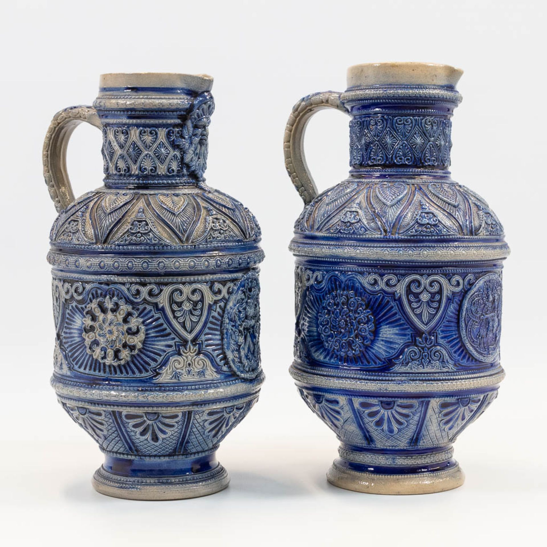 A collection of 2 Westerwald Pitchers with blue glaze, of which one has a Bartmann. (32 x 18 cm) - Image 5 of 14