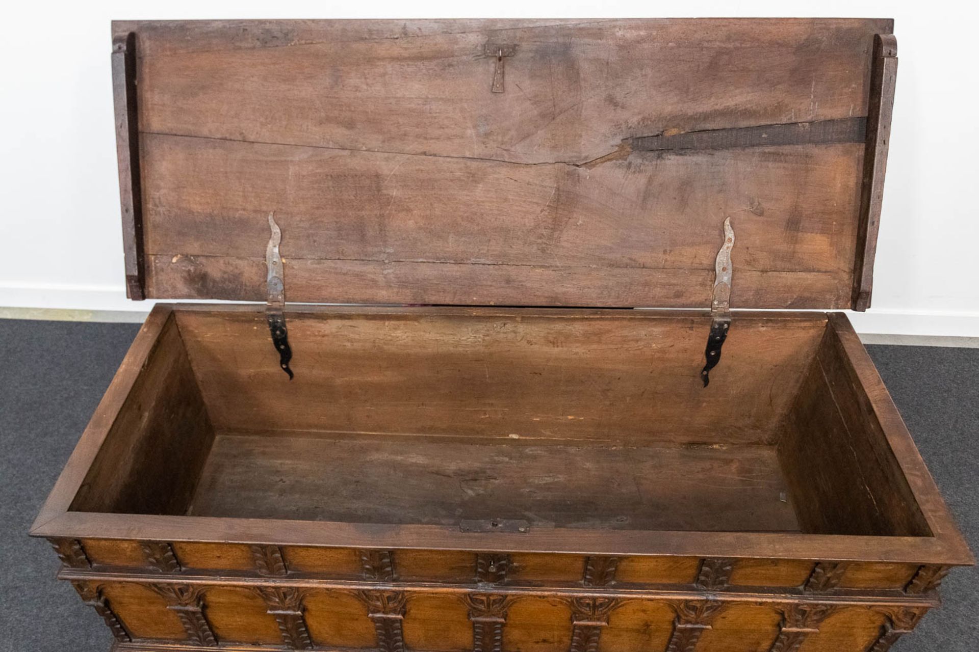 An antique chest, probably of Southern European origin. 18th century. (57 x 142 x 63 cm) - Bild 11 aus 15