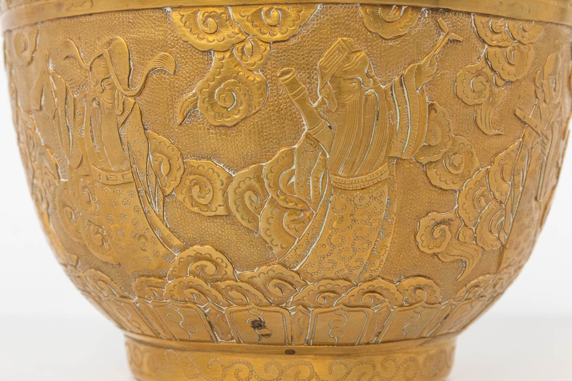 A Chinese bronze cache-pot, decorated with immortals and standing on a marble and hardwood pedestal. - Bild 15 aus 15
