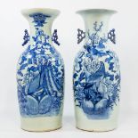 An assembled collection of 2 blue and white Chinese vases. 19th/20th century. (57 x 23 cm)