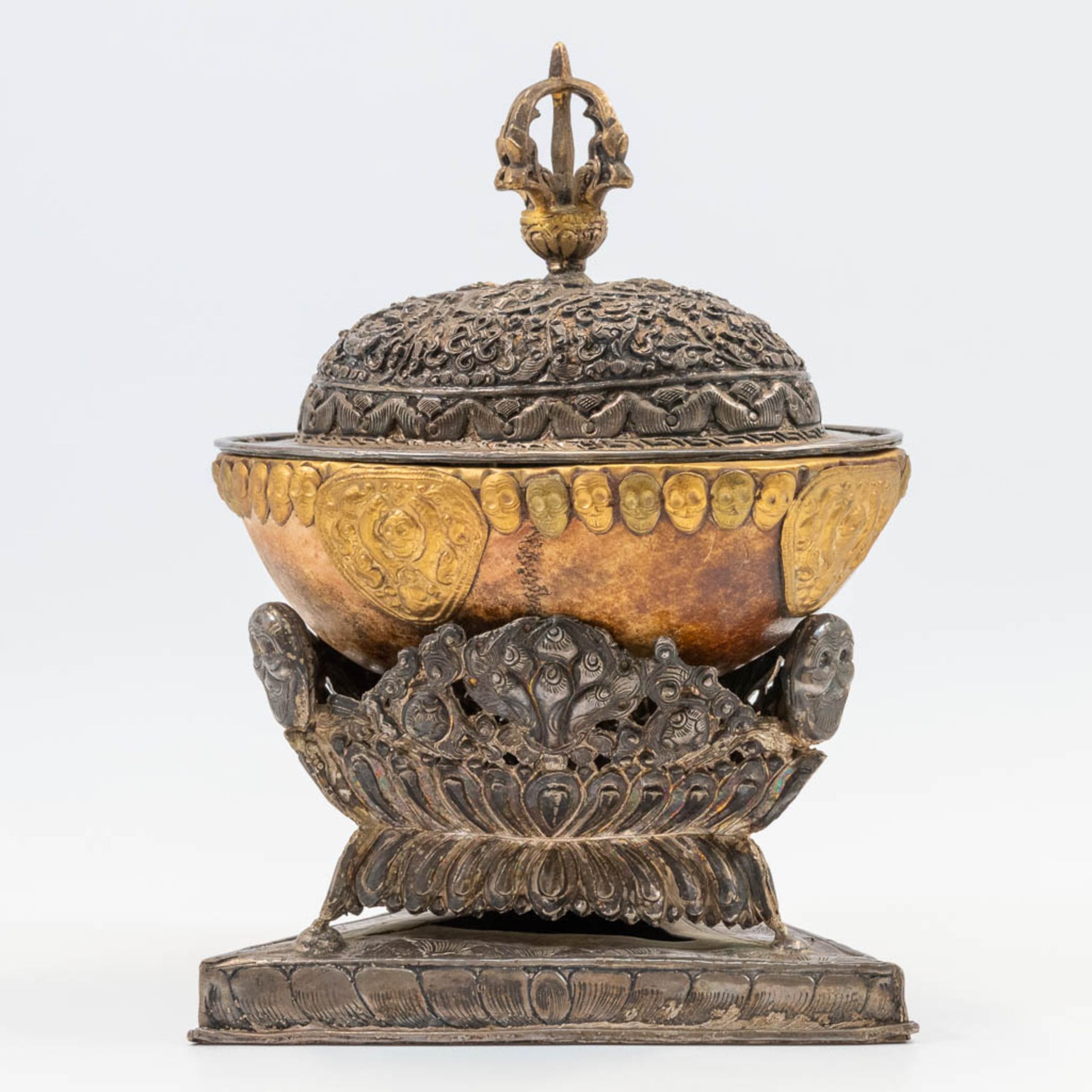 An antique Tibetan Kapala, made of a skull, decorated with brass and silver-plated elements. Decorat - Bild 8 aus 14