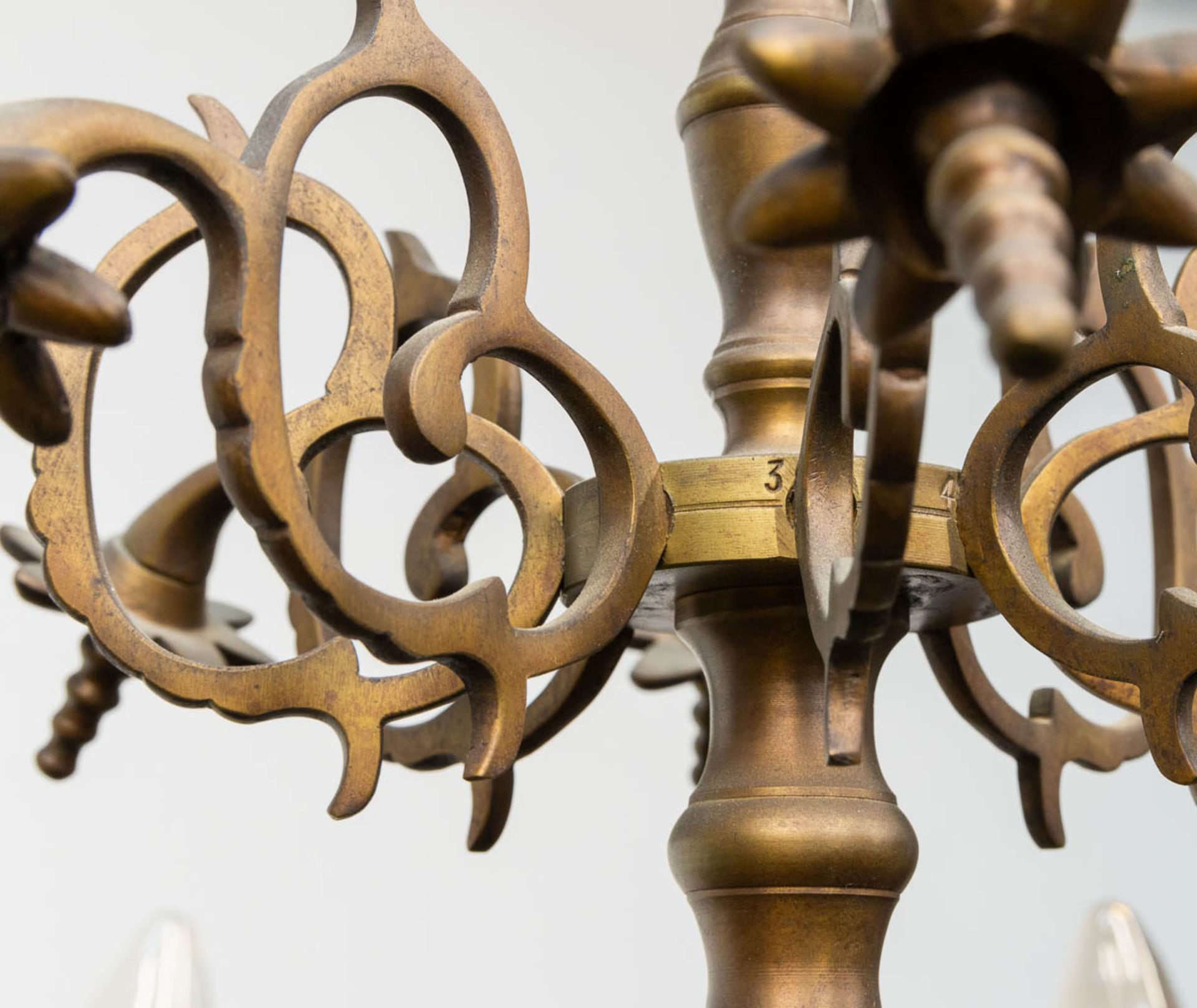 A bronze Flemish chandelier with openworked ball. 20th century. (67 x 67 cm) - Bild 5 aus 8