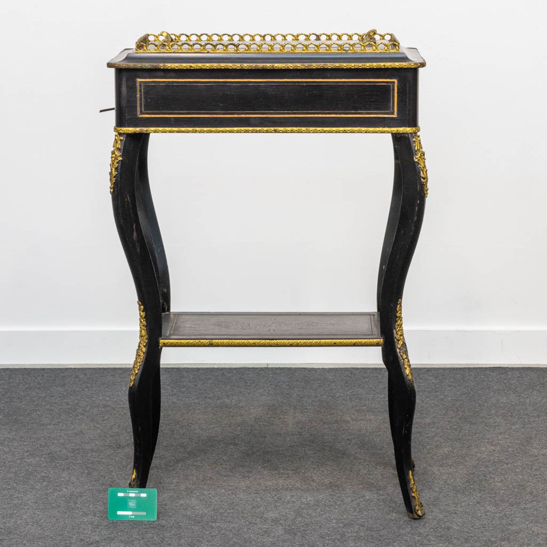 A Napoleon 3 side table, mounted with ormolu bronze and finished with a serving tray. (35 x 55 x 82  - Bild 9 aus 16