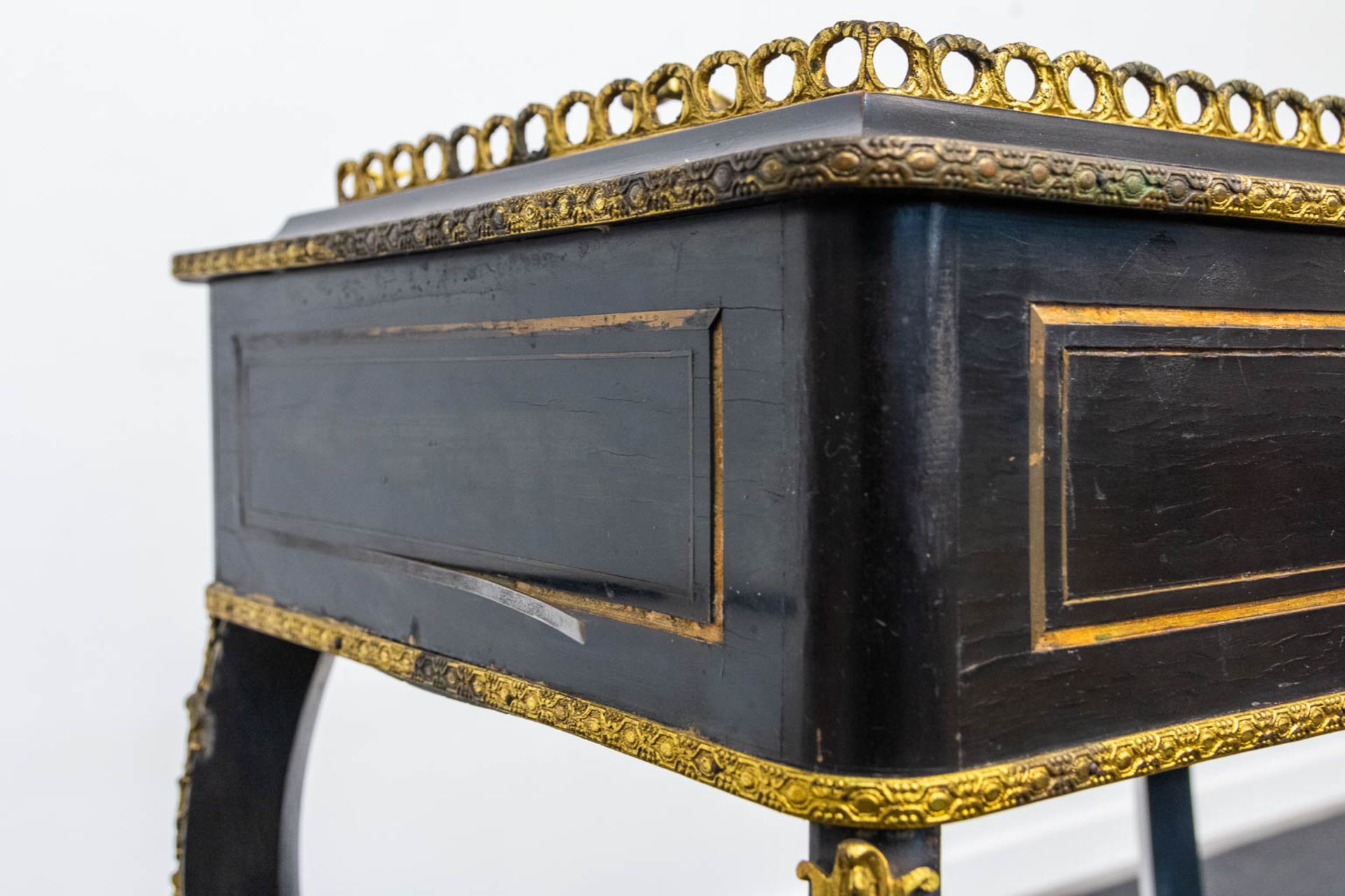 A Napoleon 3 side table, mounted with ormolu bronze and finished with a serving tray. (35 x 55 x 82  - Bild 14 aus 16