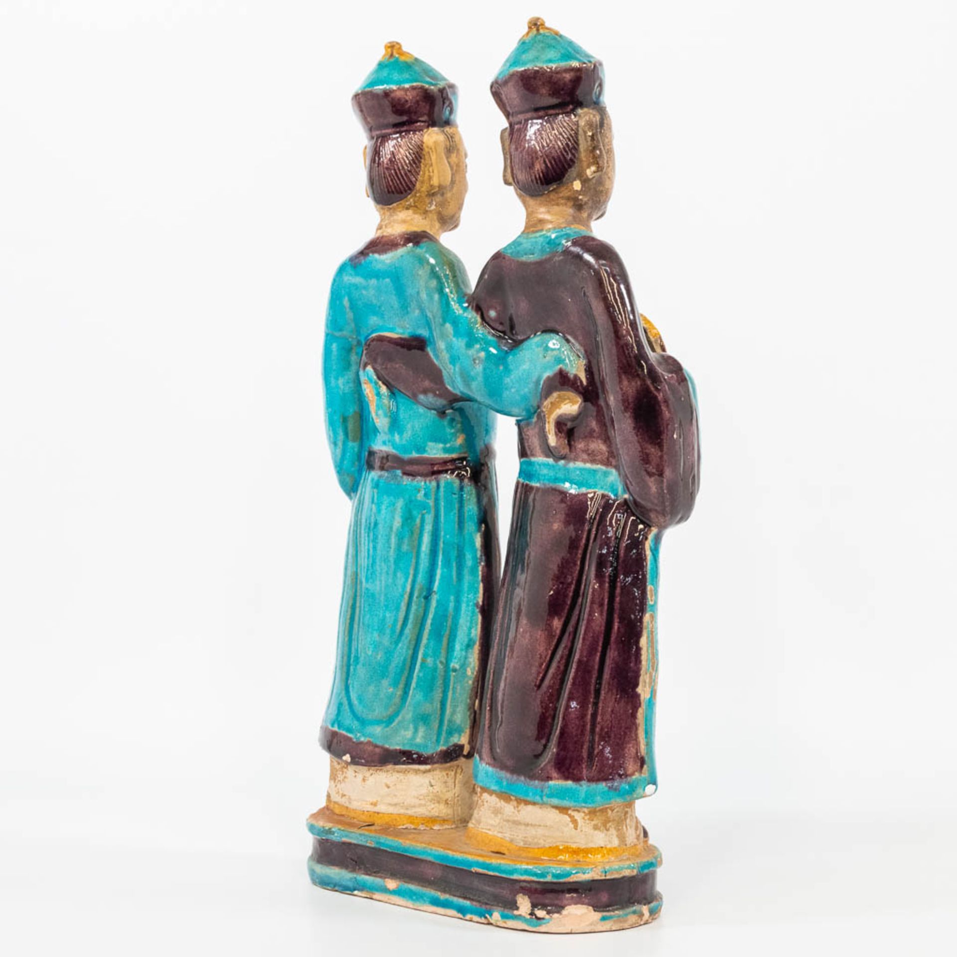 A statue made of glazed earthenware, a pair of Easern figurines. (8,5 x 24 x 41 cm) - Bild 4 aus 16