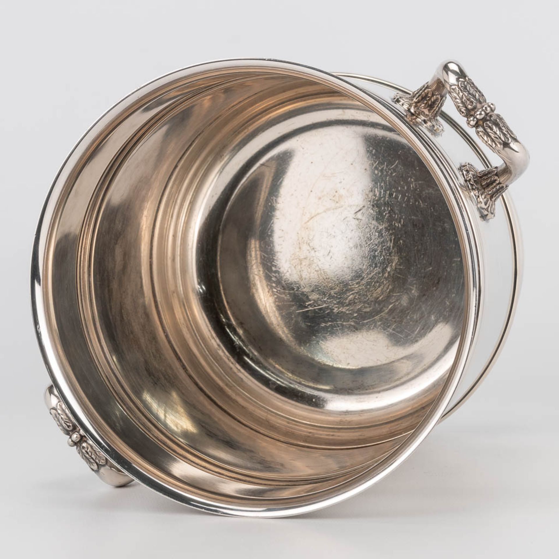 A Christofle silver-plated champagne bucket of the model: 'Malmaison'. (23 x 23 x 19 cm) - Bild 9 aus 10