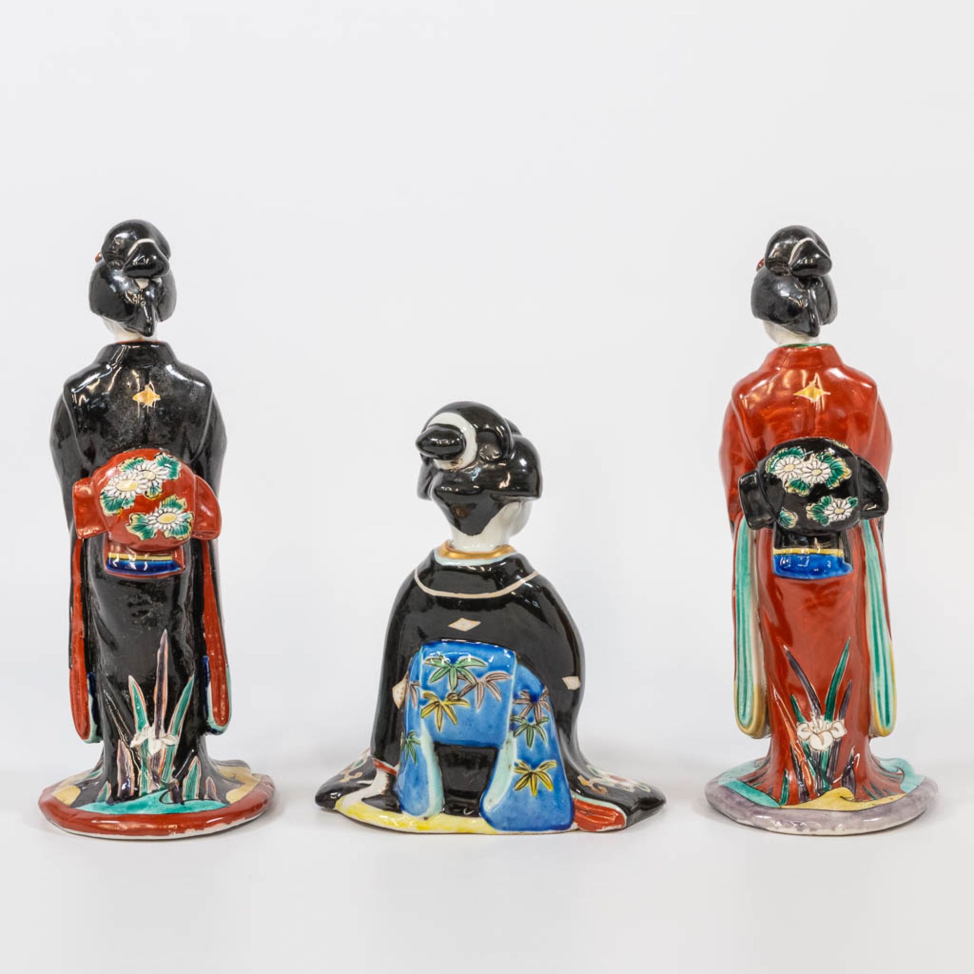 A collection of 13 Chinese and Japanese statues made of porcelain and ceramics. (10 x 11 x 25 cm) - Bild 9 aus 17