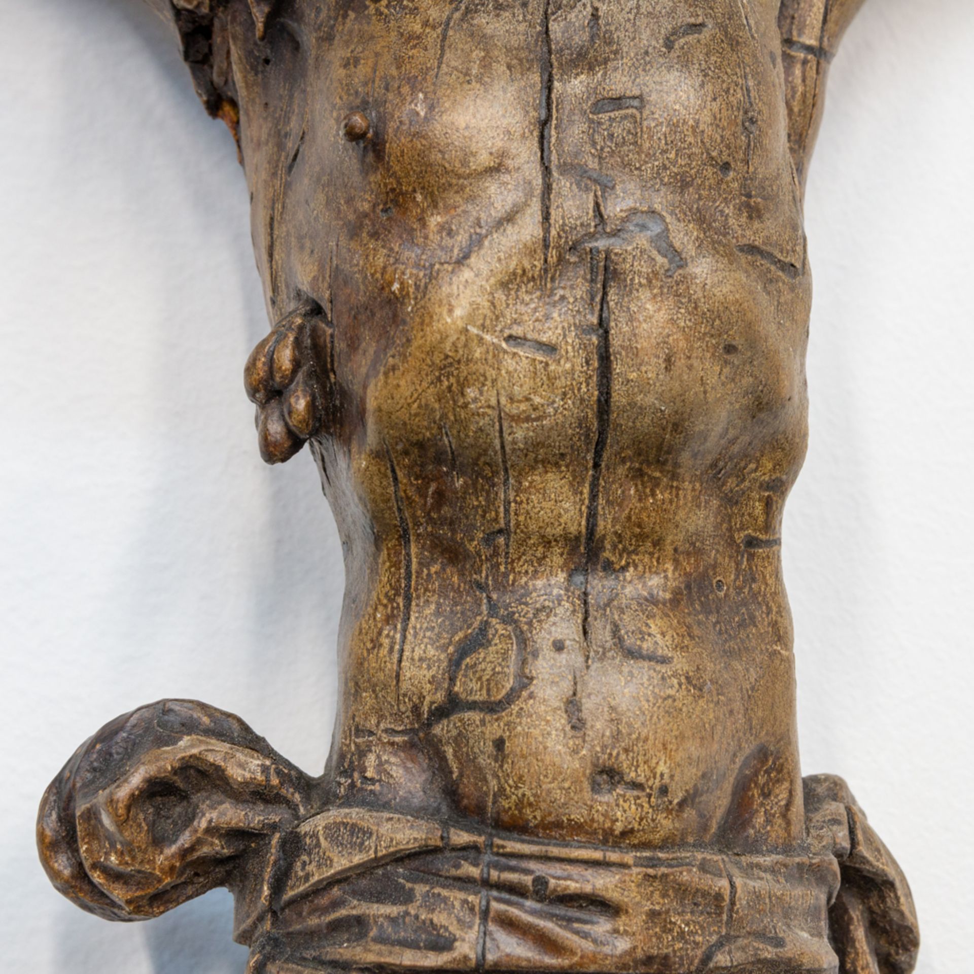 An antique wood sculpture of a corpus, 18th century. (9 x 35 x 50 cm) - Bild 11 aus 12