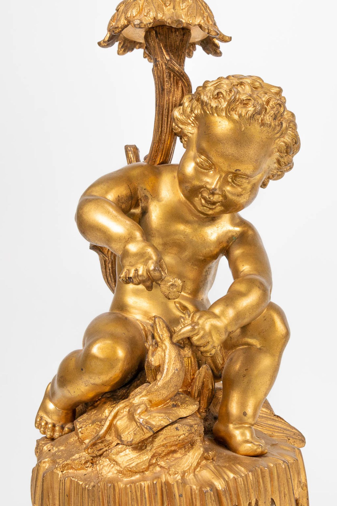 A pair of neoclassical candelabra decorated with putti, playing with pets. 19th century. (30 x 33 x  - Bild 16 aus 17