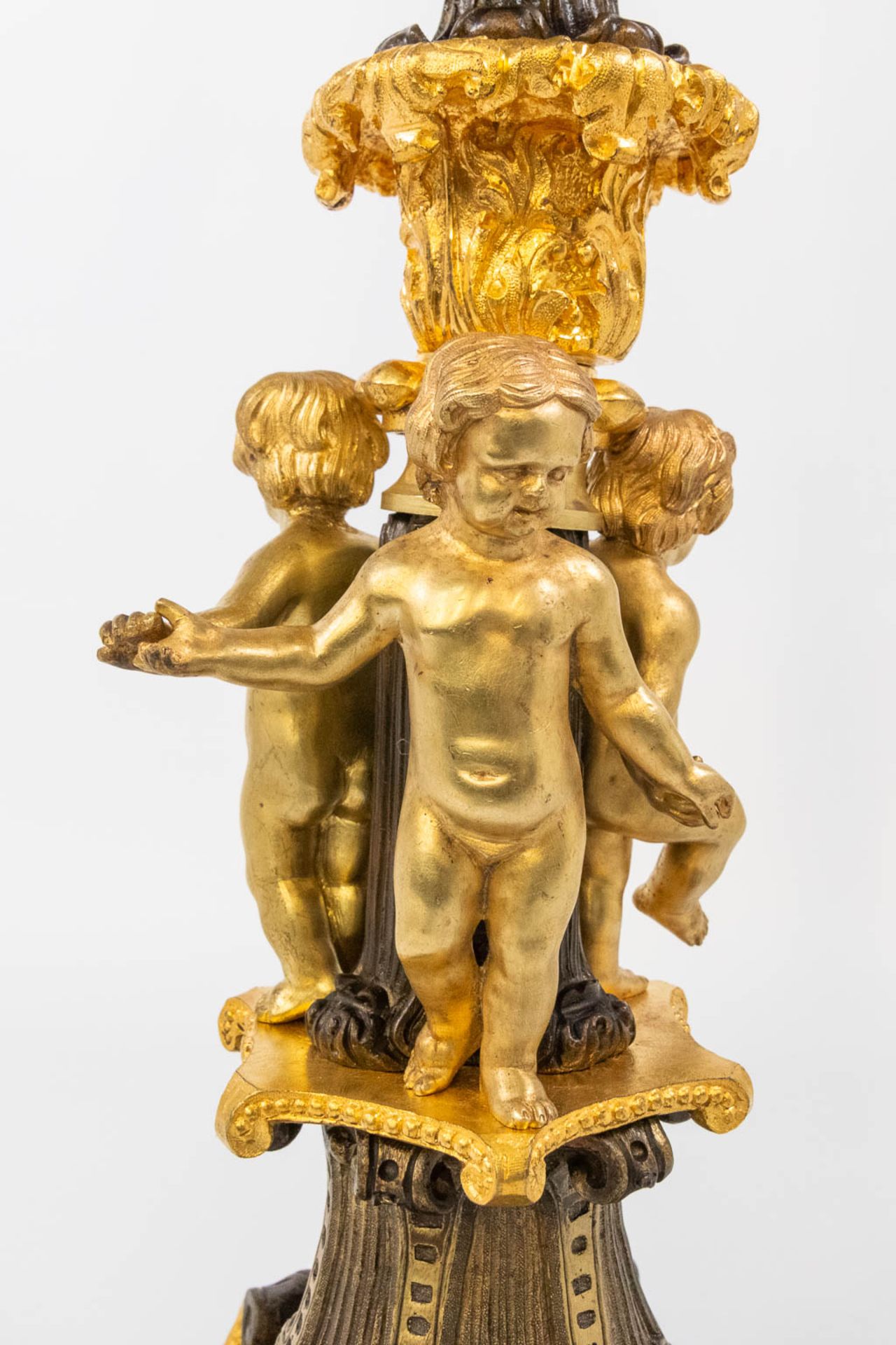 A pair of candelabra decorated with putti, combination of patinated and gilt bronze. 19th century. ( - Bild 11 aus 13