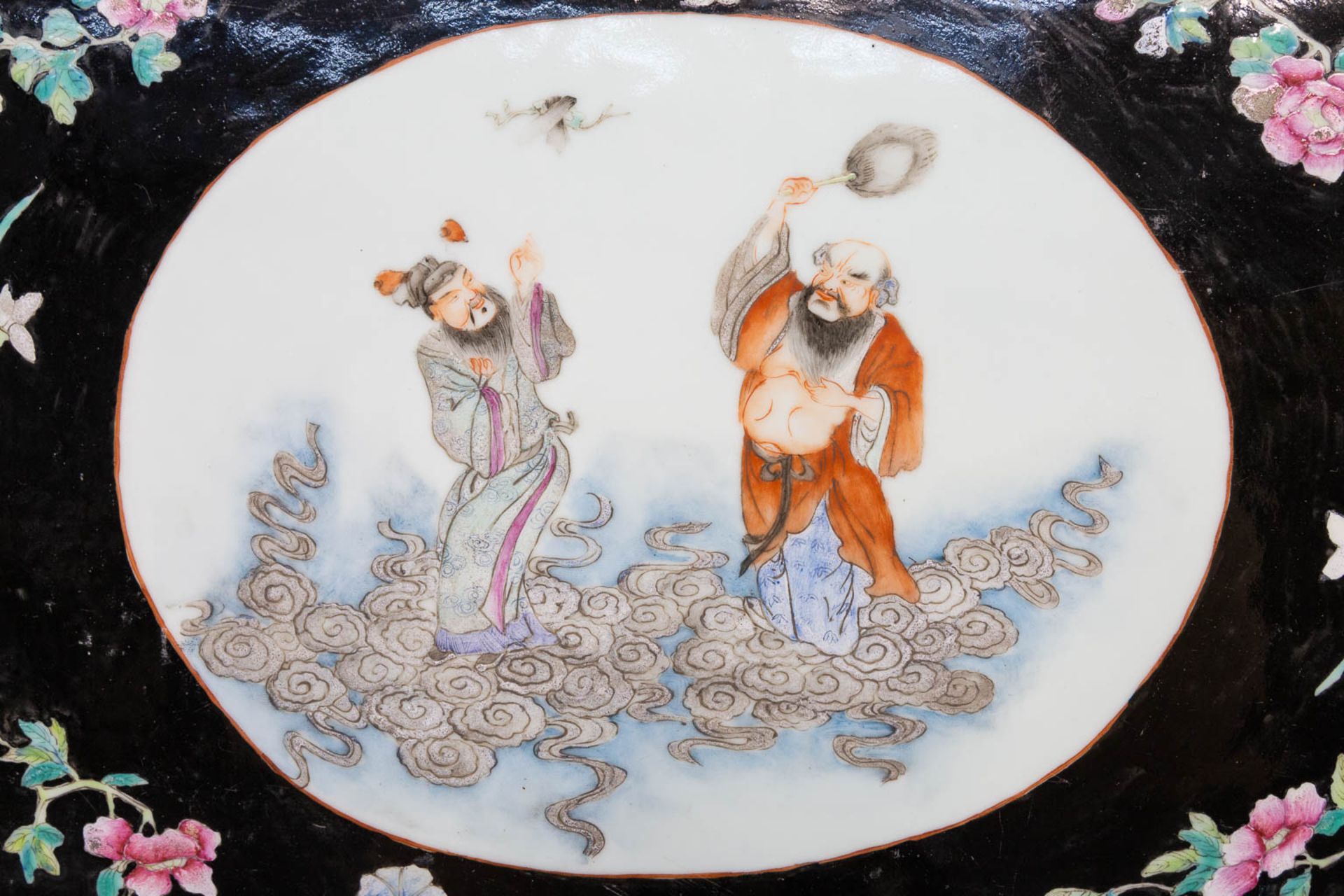A pair of porcelain wall plaques Chinese porcelain, Famille noir with images of the immortals. 19th/ - Bild 10 aus 13
