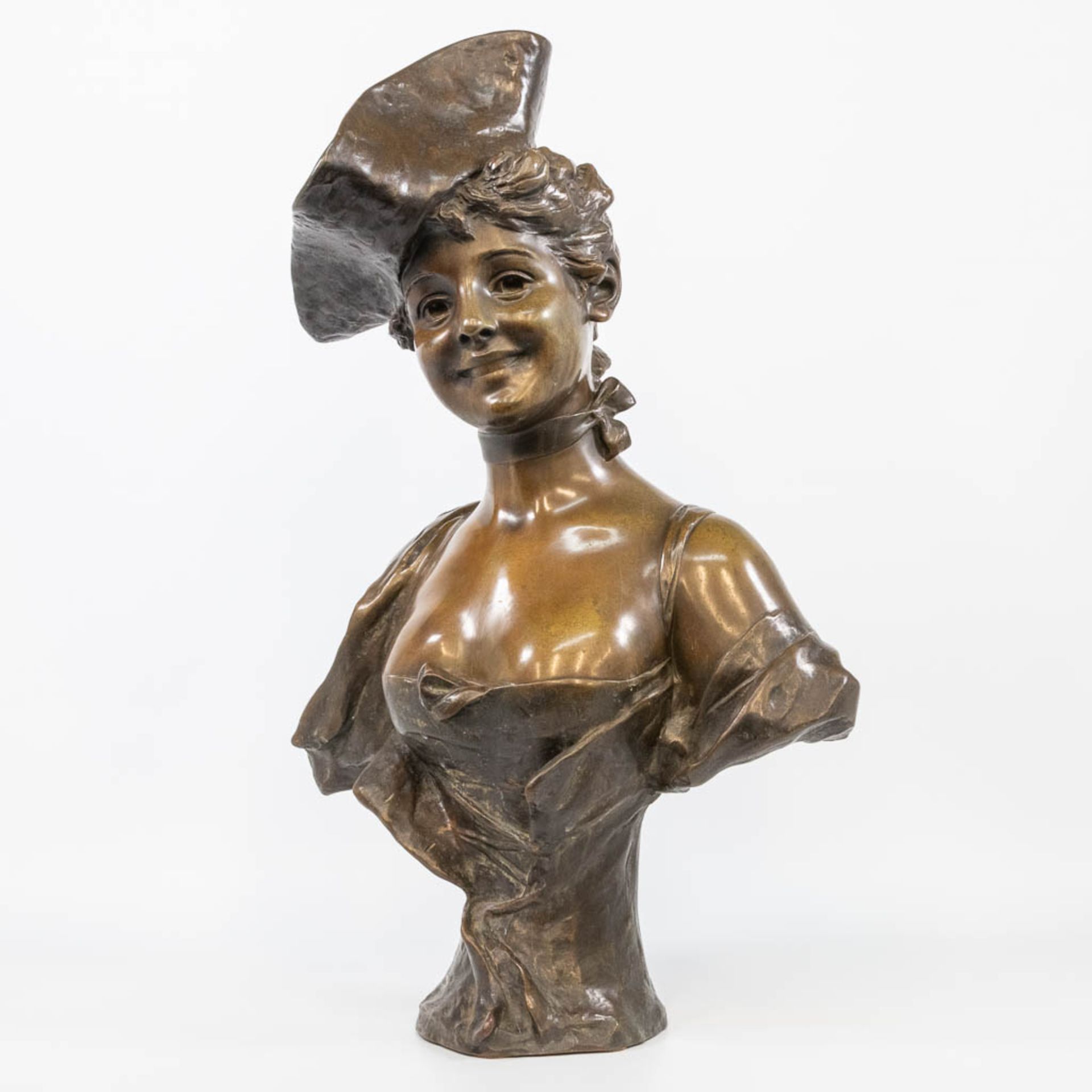 Georges VAN DER STRAETEN (1856-1928) a bust of a lady. Marked 'Society des bronzes de Paris'. (23 x 