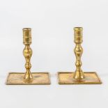 A pair of antique candlesticks, made of bronze. 18th century. (12,5 x 12,5 x 15 cm)