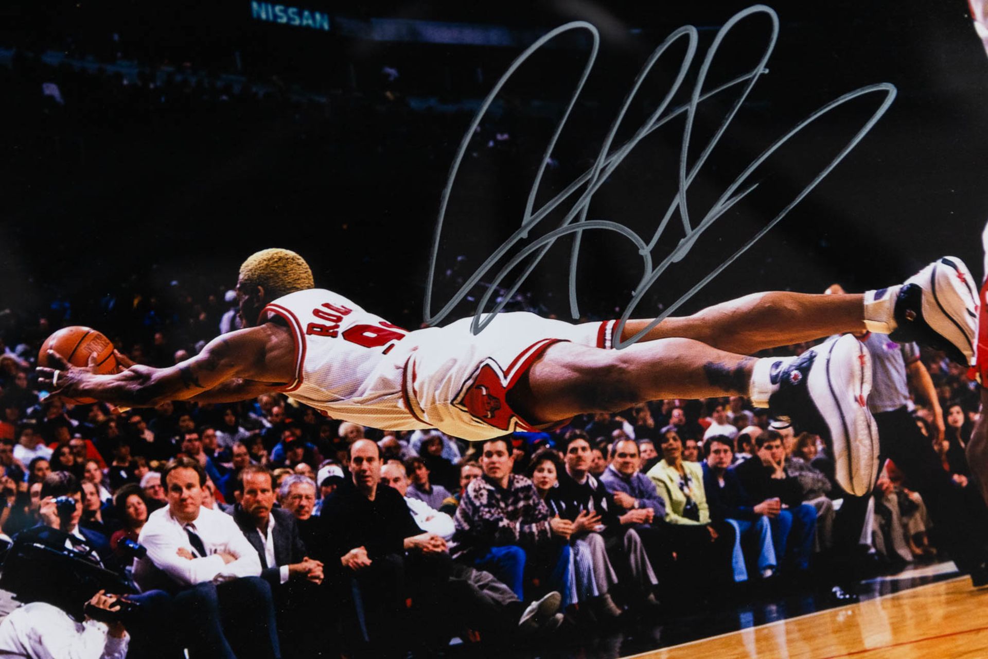 A photograph of Dennis Rodman, a Basketball player with The Chicago Bulls, with an autograph signatu - Bild 7 aus 9