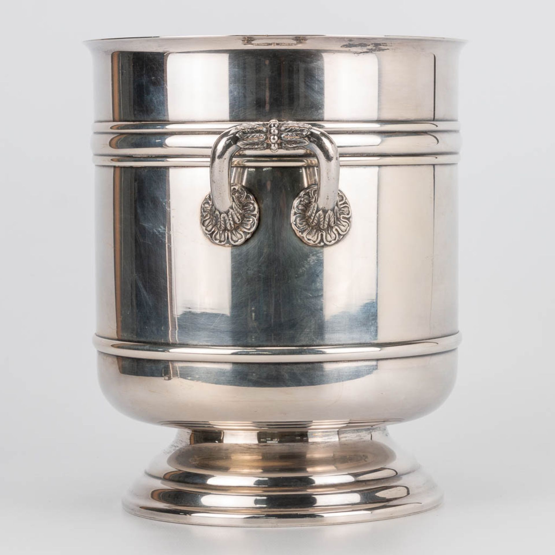 A Christofle silver-plated champagne bucket of the model: 'Malmaison'. (23 x 23 x 19 cm) - Bild 3 aus 10