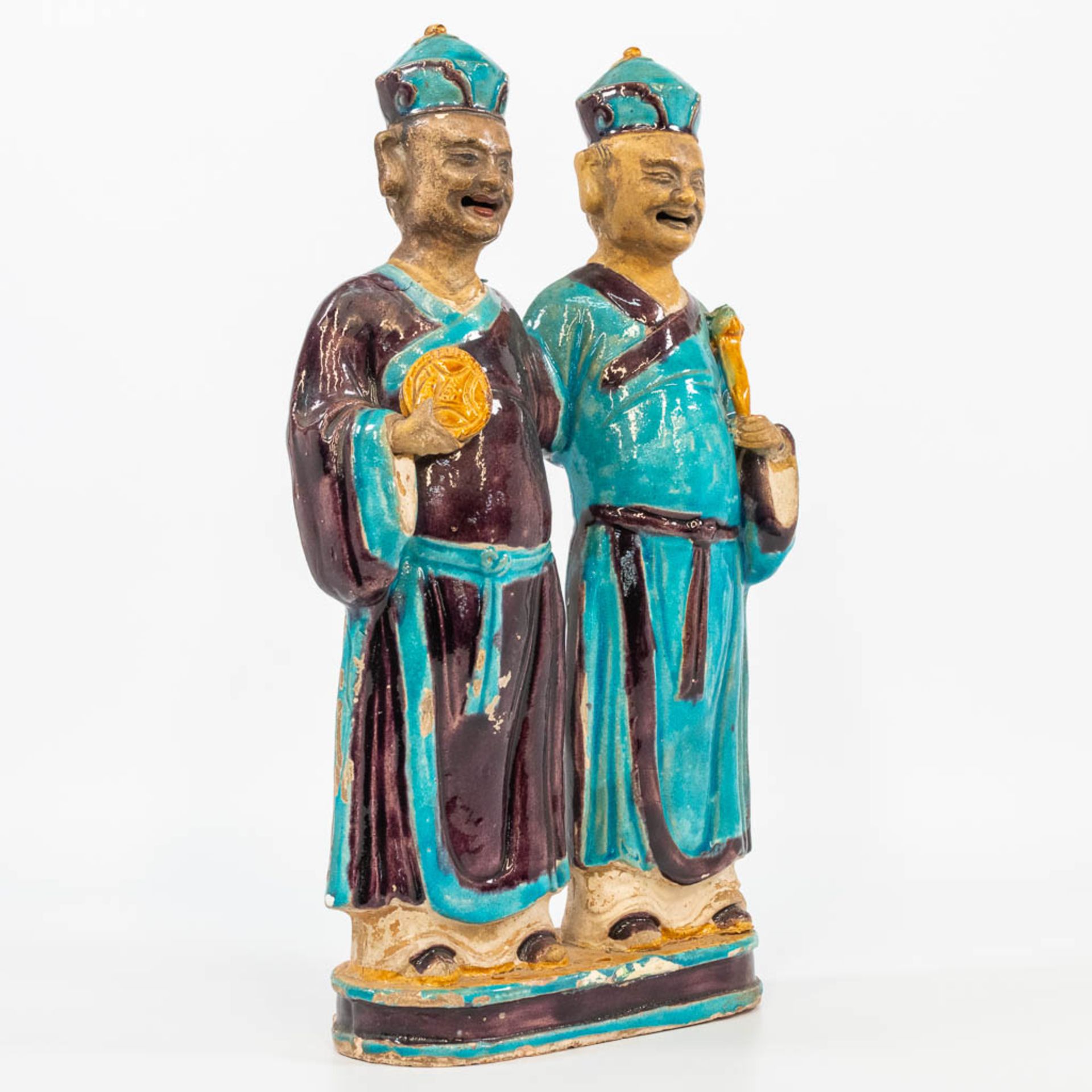 A statue made of glazed earthenware, a pair of Easern figurines. (8,5 x 24 x 41 cm) - Bild 8 aus 16