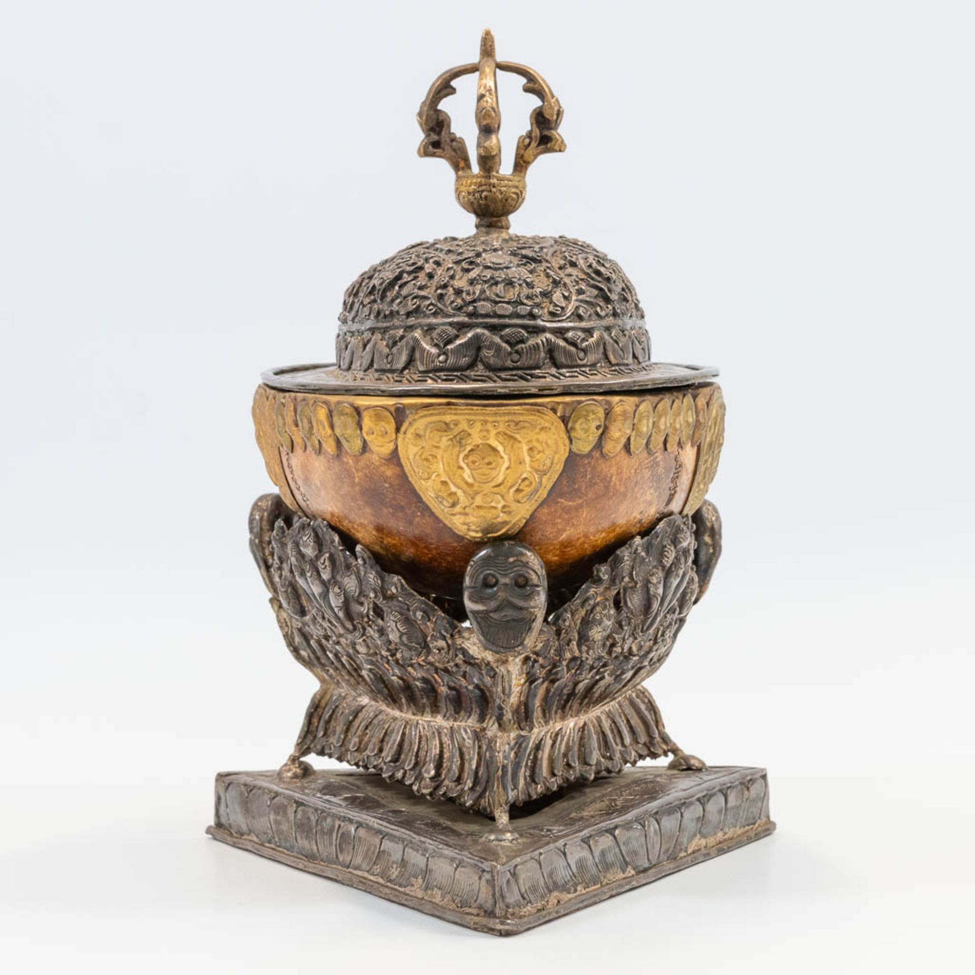 An antique Tibetan Kapala, made of a skull, decorated with brass and silver-plated elements. Decorat - Bild 5 aus 14