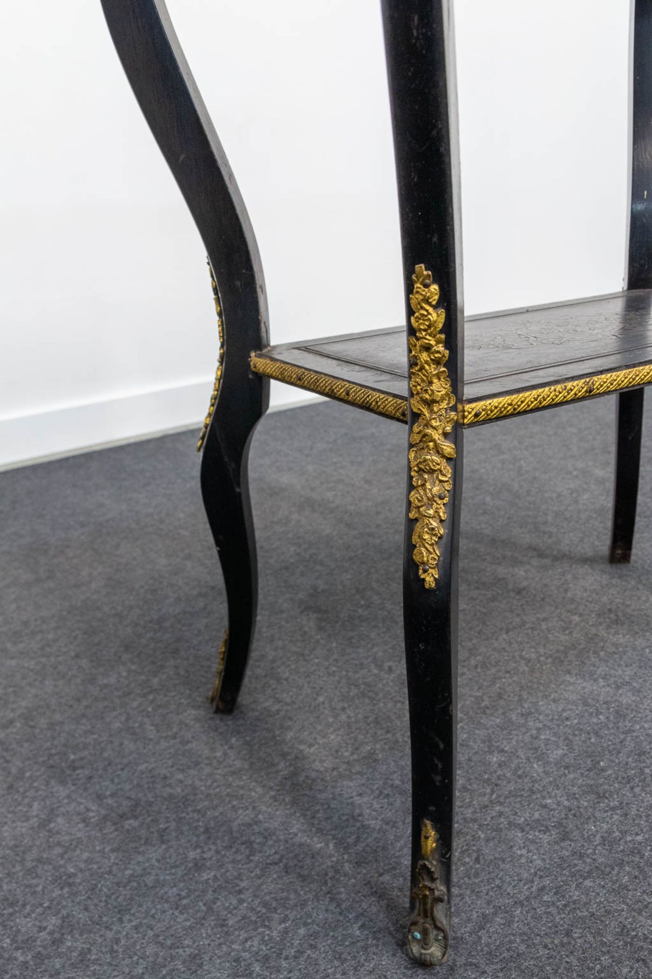 A Napoleon 3 side table, mounted with ormolu bronze and finished with a serving tray. (35 x 55 x 82  - Bild 12 aus 16