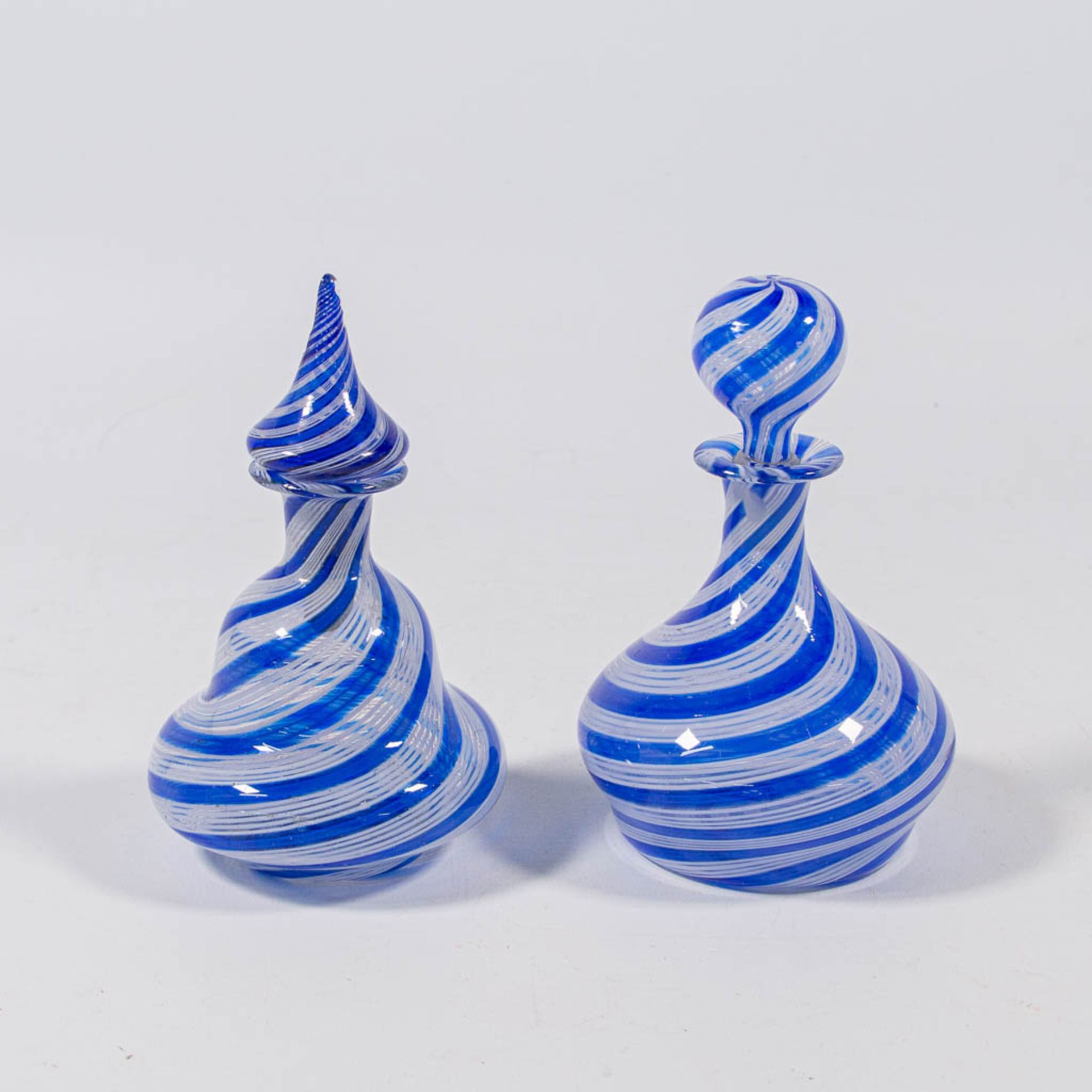 A pair of  decanters with stopper, made in Murano, Italy around 1950. (15 x 9 cm)