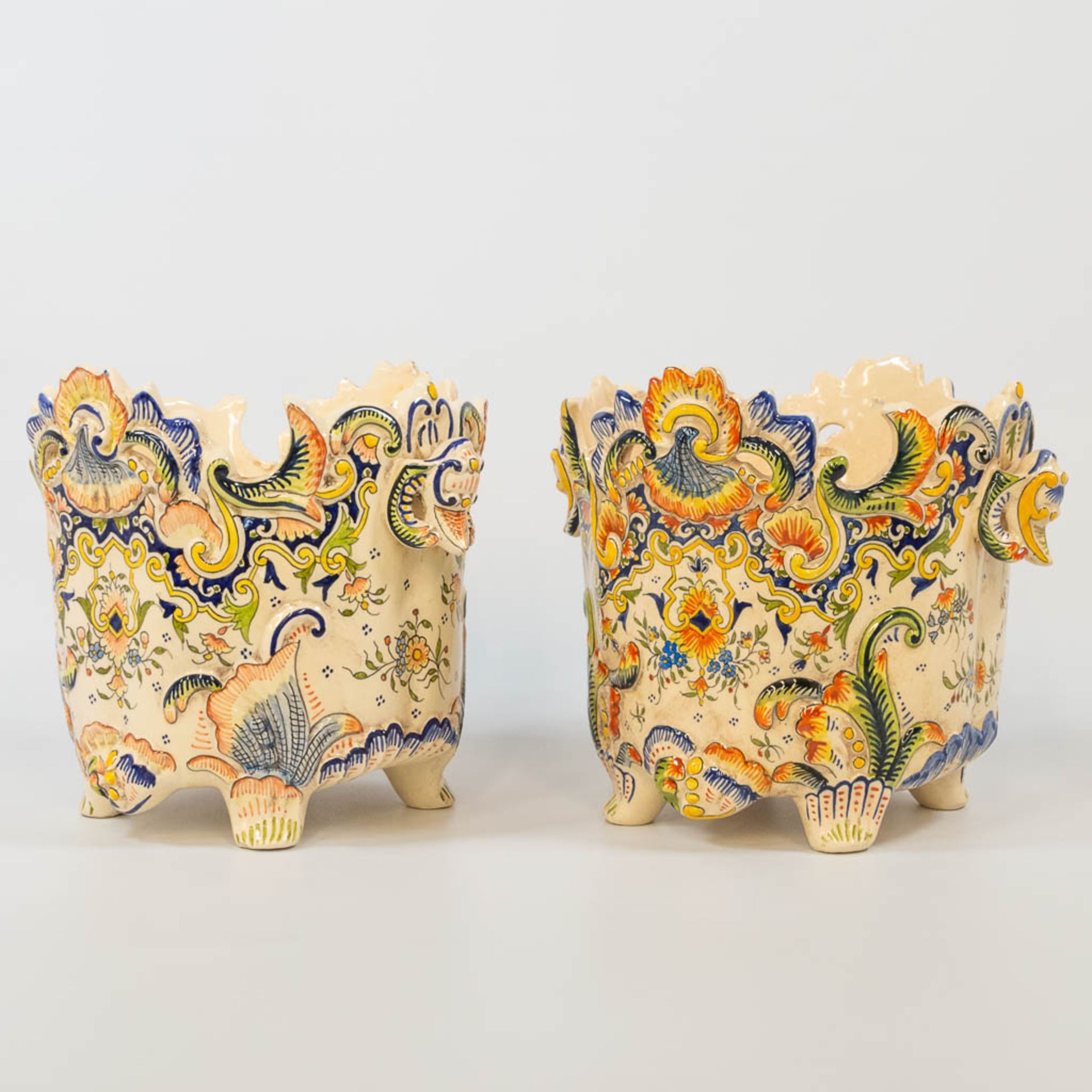 A pair of cache-pots with hand-painted decor, made of faience in Rouen, France. (23 x 27 x 22 cm) - Bild 9 aus 17
