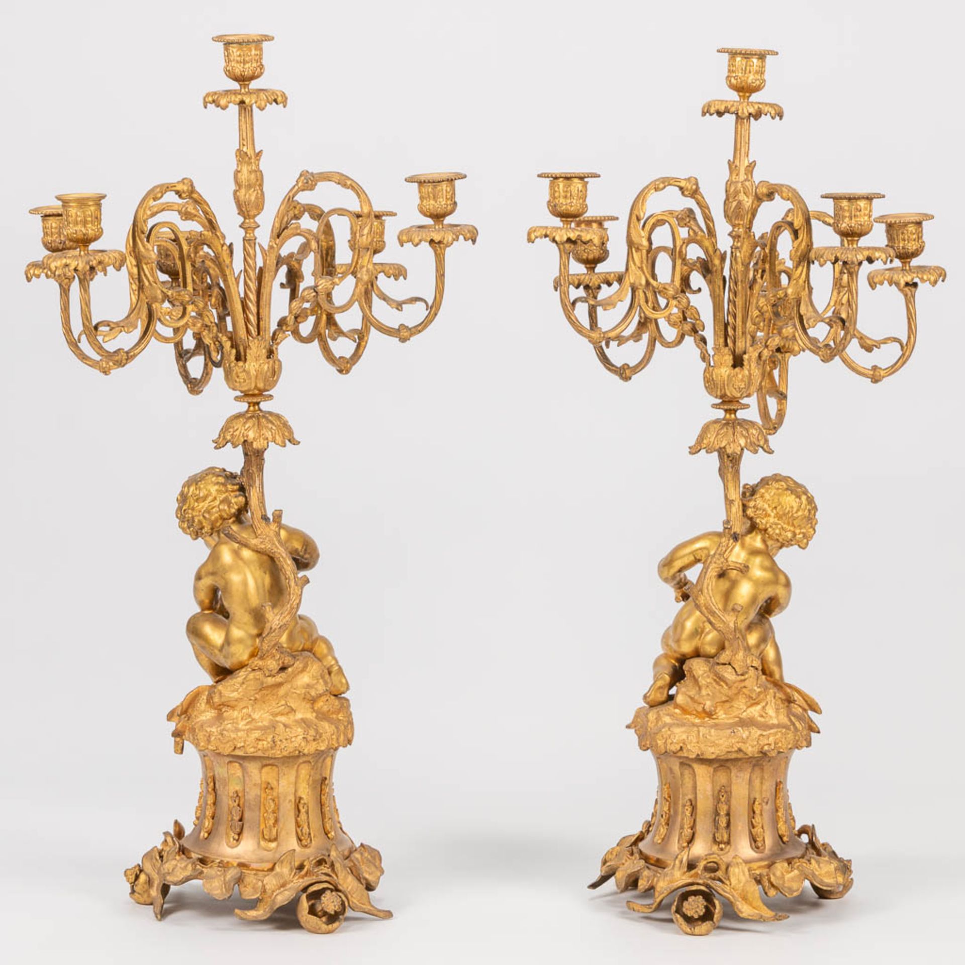 A pair of neoclassical candelabra decorated with putti, playing with pets. 19th century. (30 x 33 x  - Bild 9 aus 17